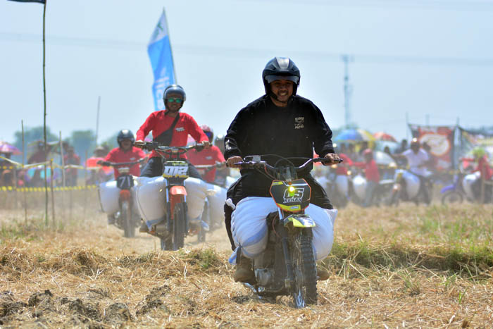 SULIT: Bupati Ngawi Ony Anwar Harsono berusaha menjaga keseimbangan motornya.&nbsp;(PROKOPIM UNTUK JAWA POS RADAR NGAWI)