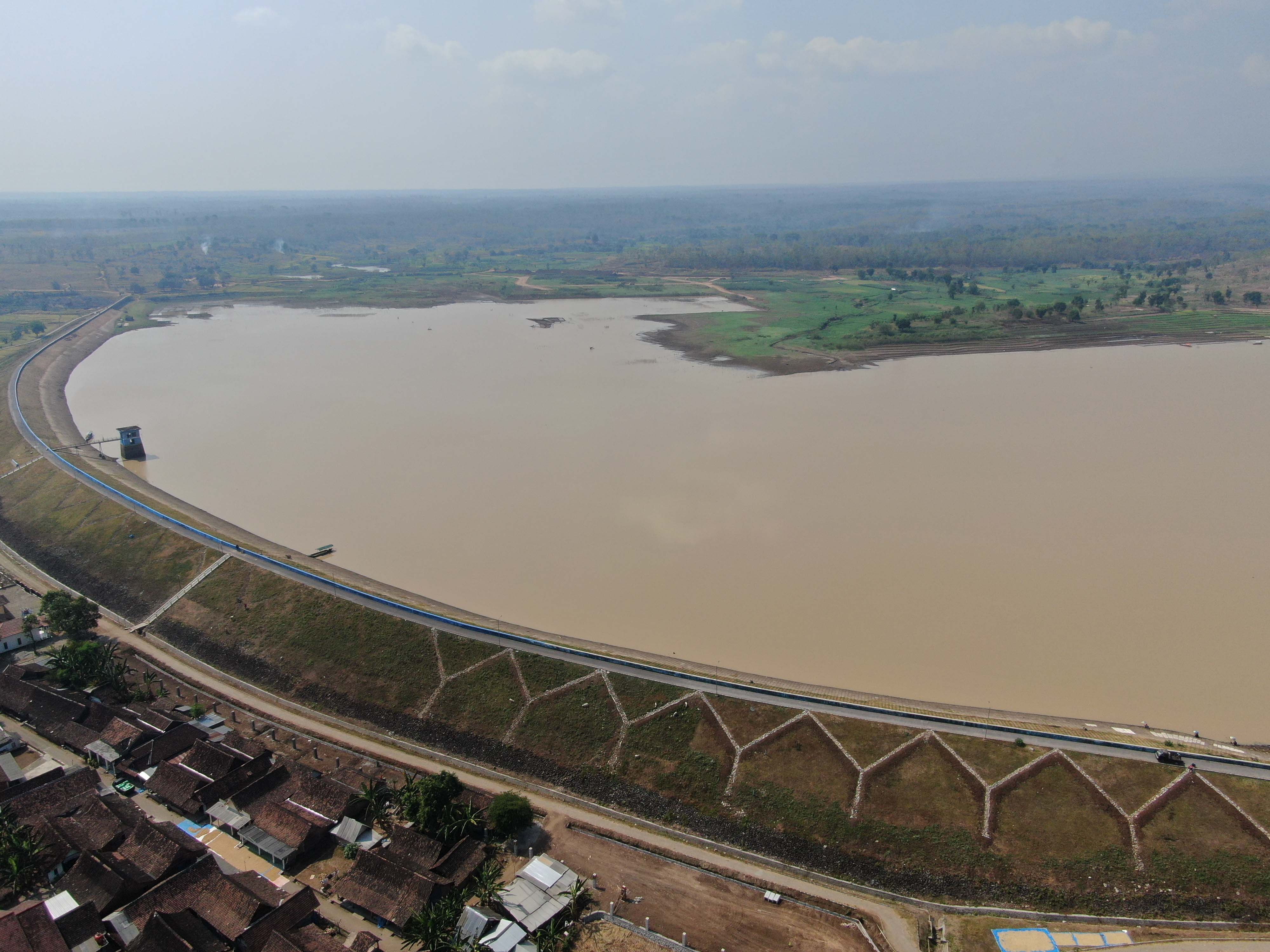 SUSUT: Waduk Dawuhan, Wonoasri, mulai terdampak kekeringan yang ditandai menyusutnya volume air. (BAGUS RAHADI/RADAR CARUBAN)