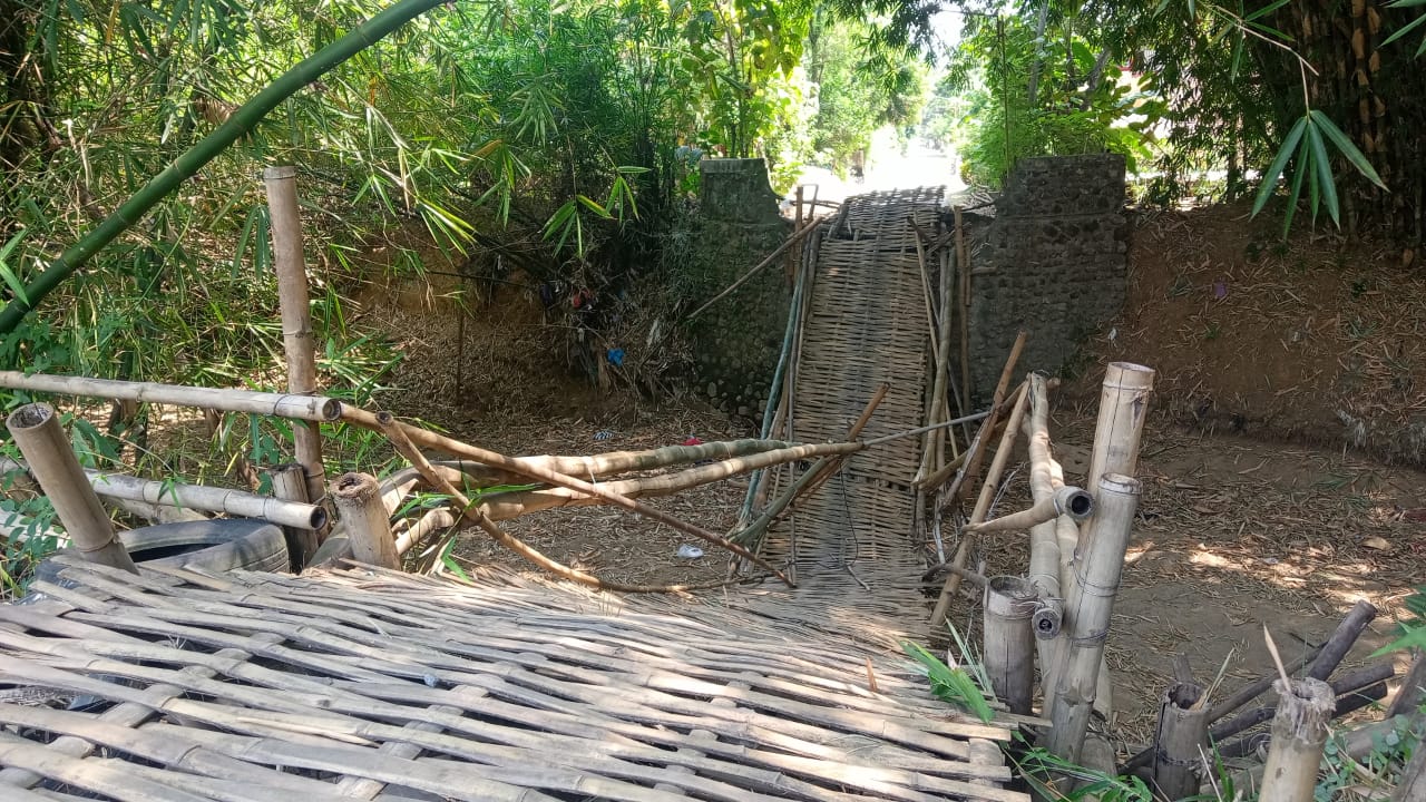 TUNGGU GILIRAN : Kondisi jembatan darurat berbahan bambu yang jadi penghubung Desa Kunti-Ketonggo, Bungkal, yang rusak lantaran tak kuat menahan beban. (DOKUMEN/JAWA POS RADAR PONOROGO)