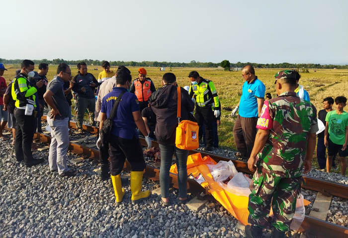 CARI MATI: Petugas mengevakuasi jasad pria yang diduga menabrakkan diri ke KA Majapahit kemarin. (KAI DAOP 7 MADIUN UNTUK JAWA POS RADAR NGAWI)