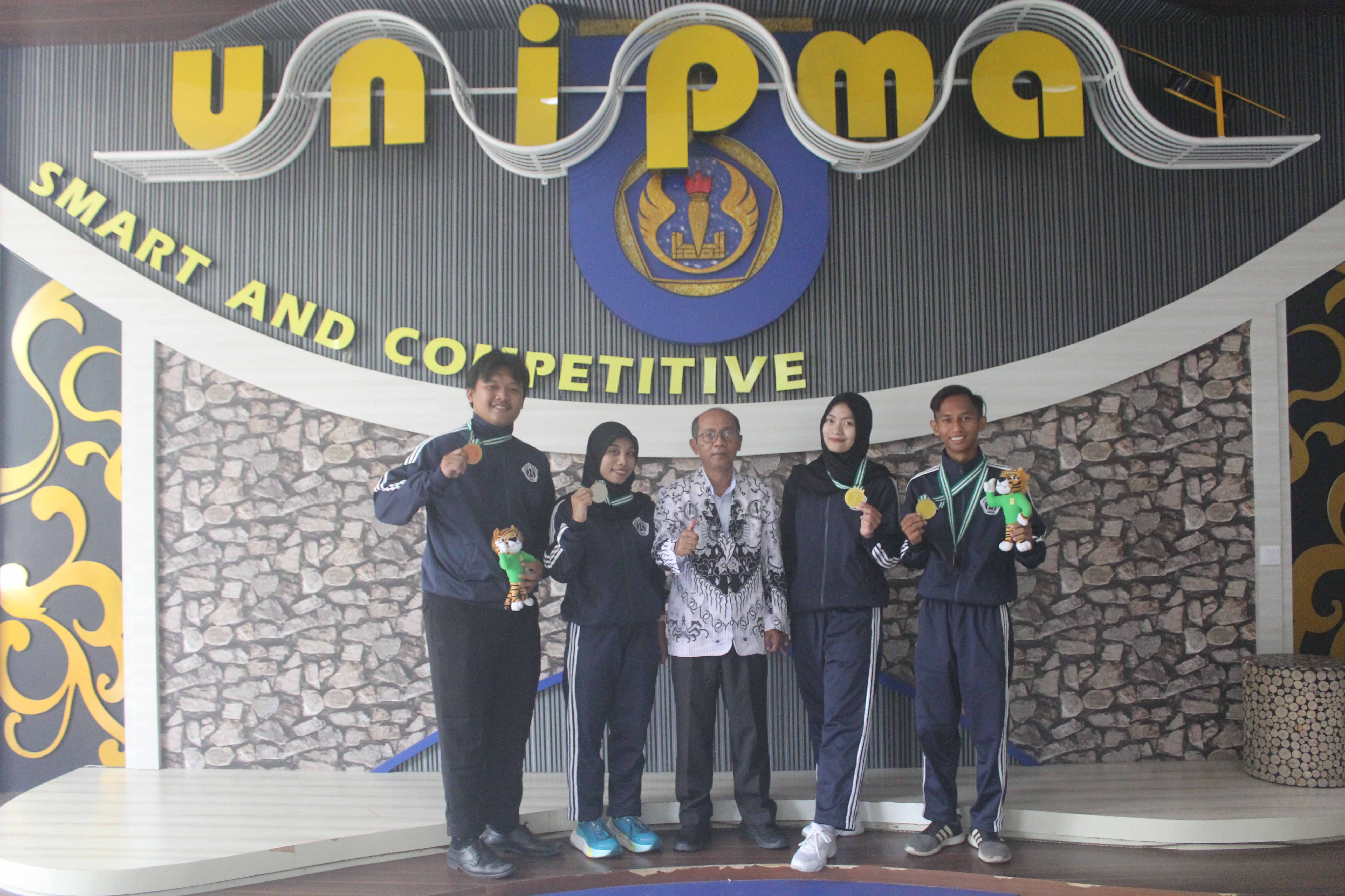 GEMILANG: Mahasiswa UNIPMA peraih medali dalam Pomprov Jatim 2023 bersama dengan Rektor UNIPMA Supri Wahyudi Utomo kemarin (25/7). (ISTIMEWA)