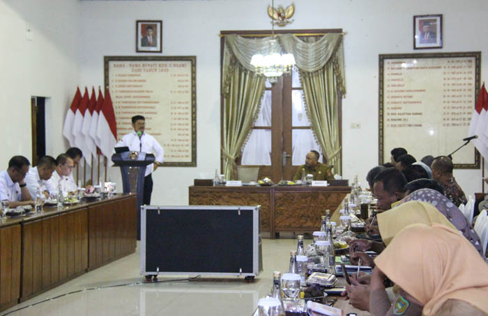 ANTISIPASI ELNINO: Mentan Syahrul Yasin Limpo rapat bersama Bupati Ngawi Ony Anwar Harsono dan seluruh kepala dinas pertanian di Jatim kemarin. (ASEP SYAEFUL BACHRI/JAWA POS RADAR NGAWI)
