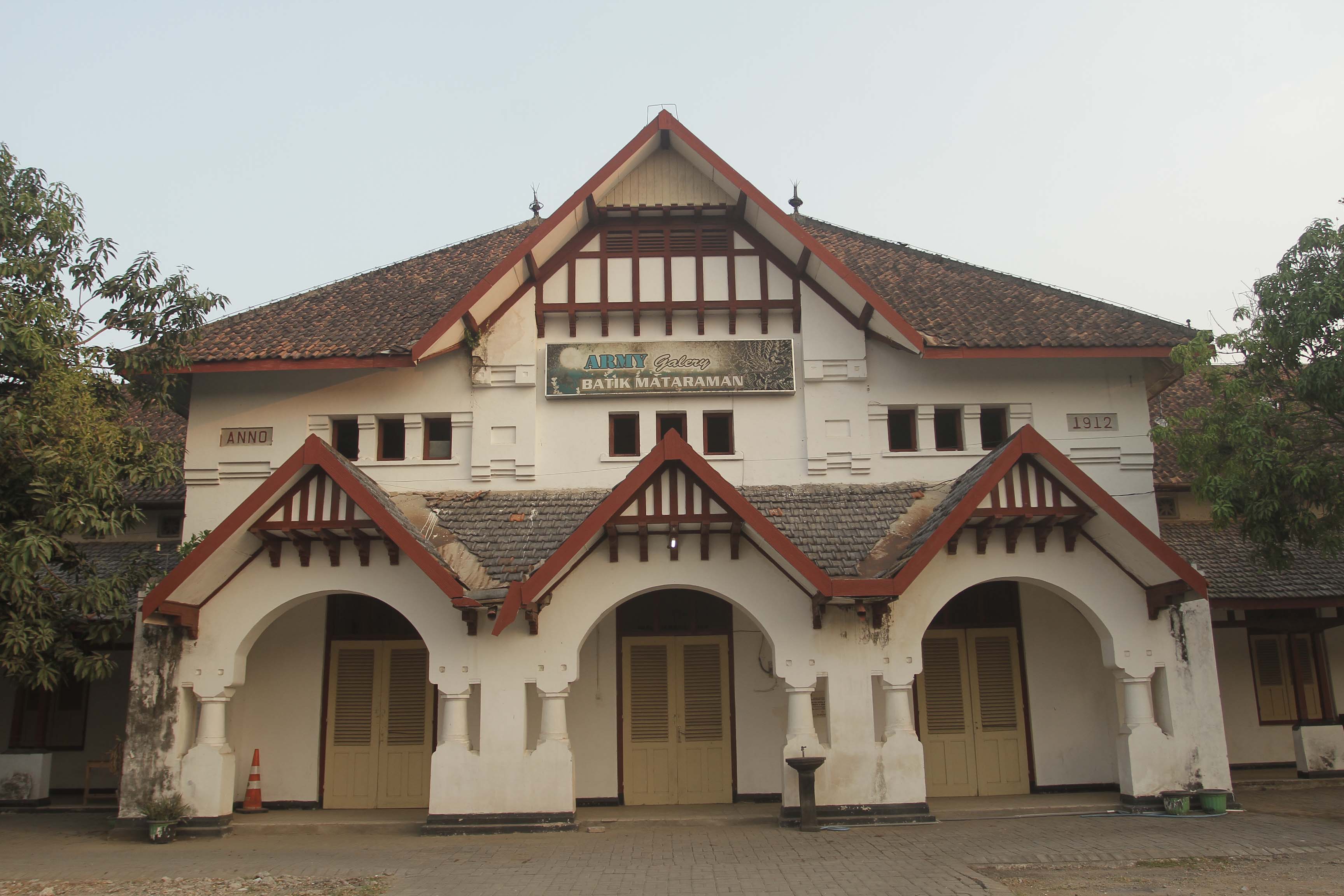 BOSHBOUWSCHOOL: Bangunan bersejarah peninggalan era pemerintahan Hindia Belanda di Kota Madiun. Dulunya, gedung ini merupakan sekolah kehutanan. (BAGAS BIMANTARA/RADAR MADIUN)