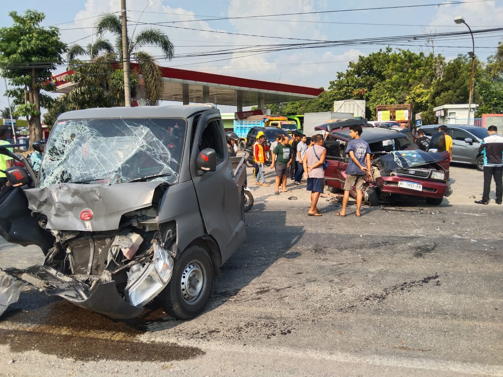 RINGSEK: Kondisi dua mobil usai terlibat tabrakan di Jalan Raya Madiun-Ponorogo masuk Desa Purworejo, Geger, kemarin.&nbsp;(ABRIANTO WIBOWO/RADAR CARUBAN)