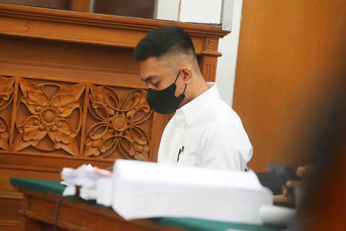 Terdakwa Mario Dandy Satriyo saat menjalani sidang lanjutan. Sang ayah, Rafael Alun Trisambodo, meminta Majelis Hakim memberikan kesempatan kepada anaknya. (Dery Ridwansah/ JawaPos.com)