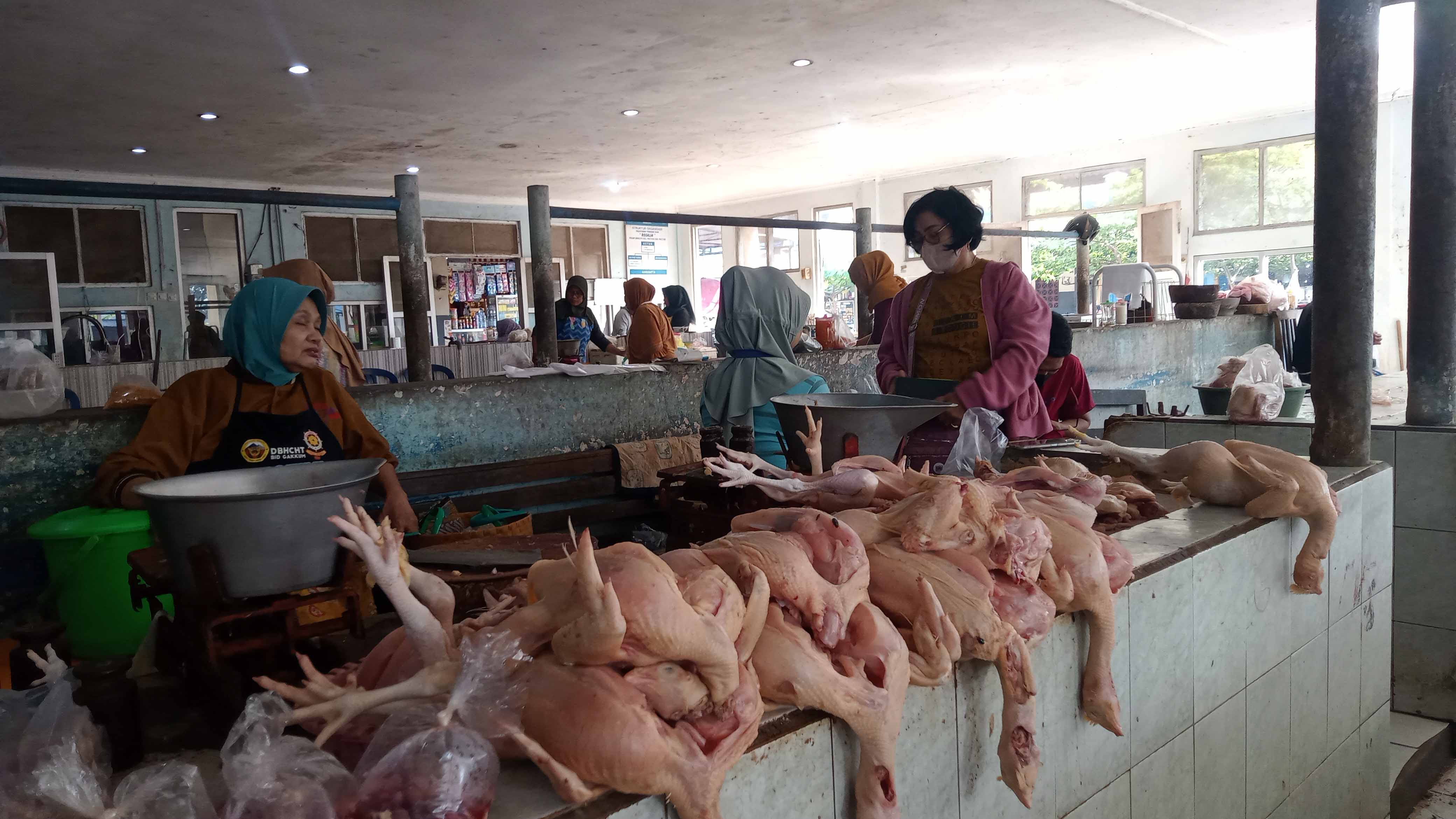 BELUM TURUN: Pedagang ayam di Pasar Minulyo, Pacitan, terpaksa mengurangi dagangannya karena permintaan pembeli menurun akibat tingginya harga sejak tiga bulan terakhir. (NUR CAHYONO/RADAR PACITAN)