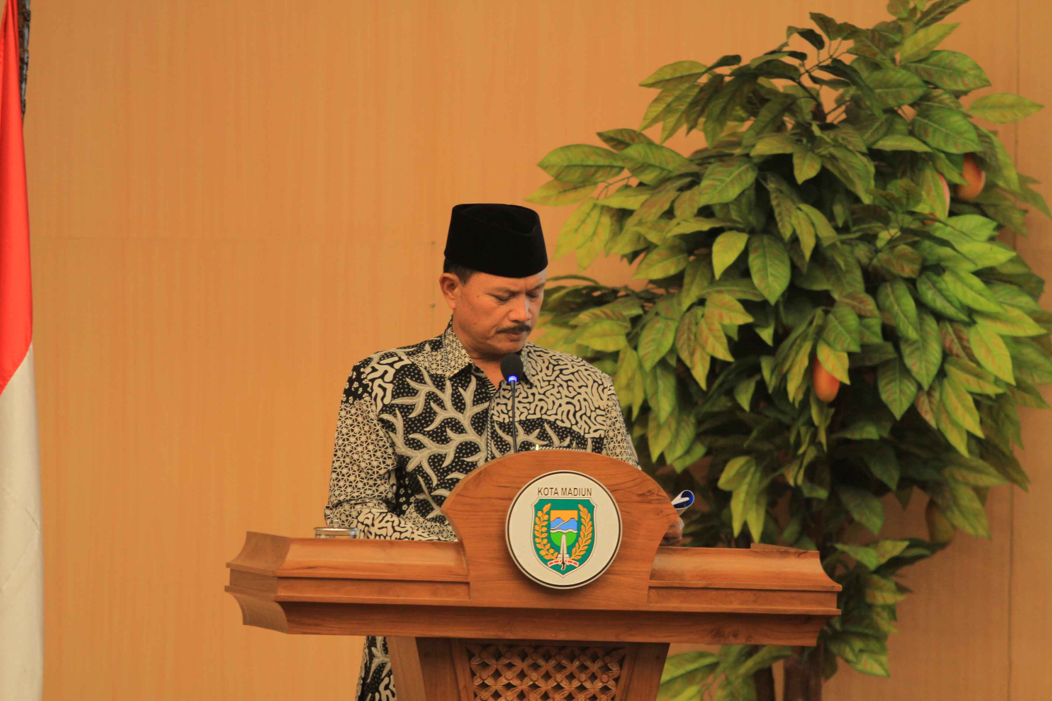 GAMBLANG: Wali Kota Maidi saat membacakan nota keuangan APBD-P 2023 dalam rapat paripurna di gedung DPRD Kota Madiun kemarin (27/7). (BAGAS BIMANTARA/RADAR MADIUN)