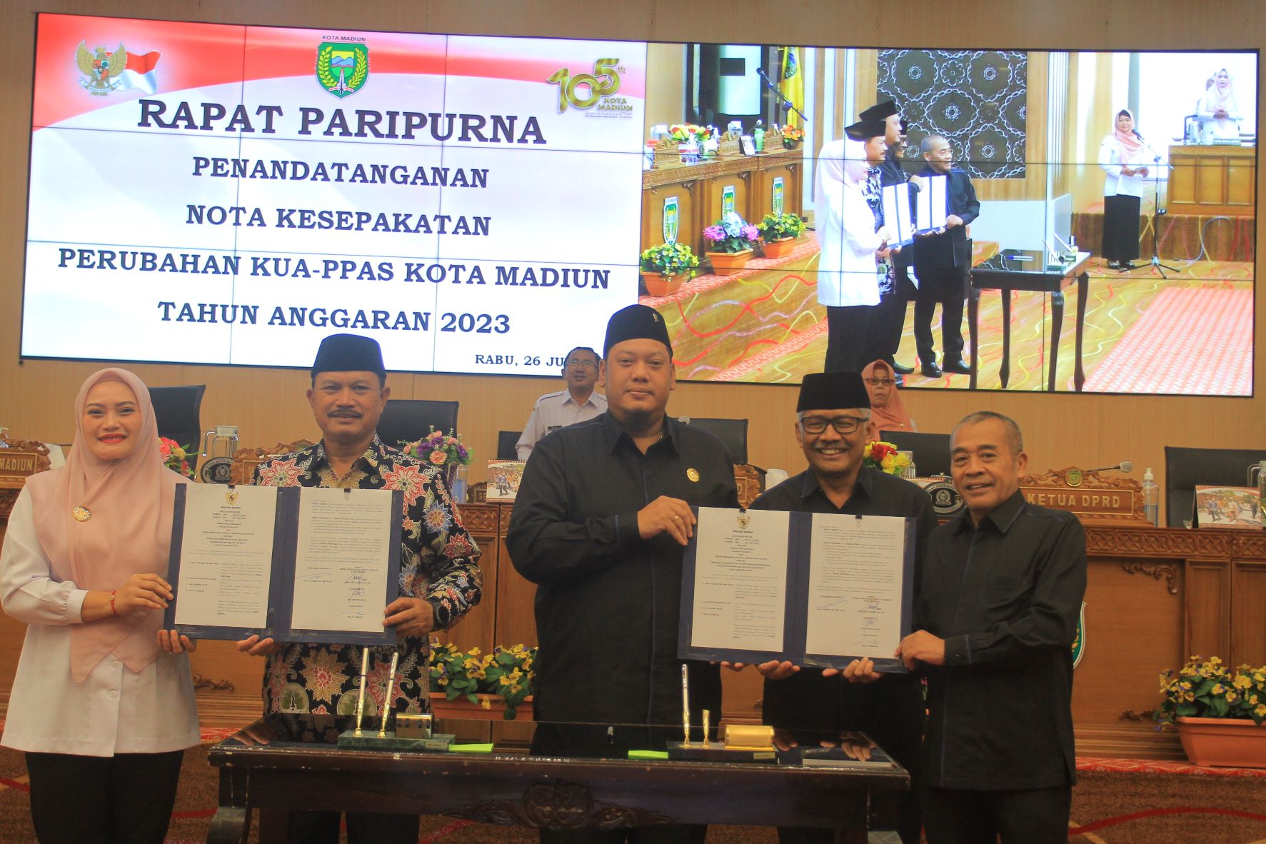 DEAL: Wali Kota Maidi dan Pimpinan DPRD Kota Madiun menandatangani nota kesepakatan rancangan KUA-PPAS perubahan 2023 di dalam rapat paripurna kemarin (26/7). (BAGAS BIMANTARA/RADAR MADIUN)