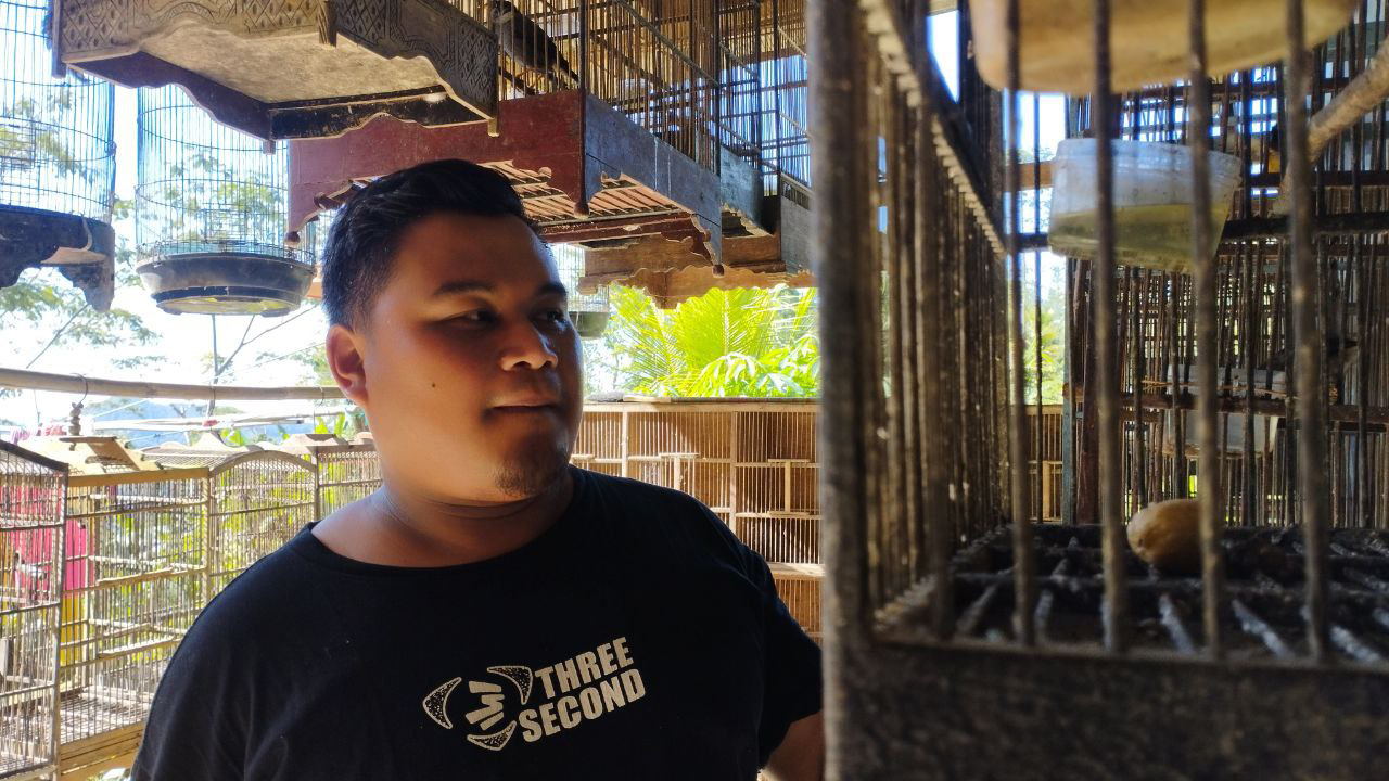 TELATEN: Agus Setyono berhasil membudidayakan aneka burung berkicau hingga meraup omzet jutaan rupaih.&nbsp;(NUR CAHYONO/RADAR PACITAN)