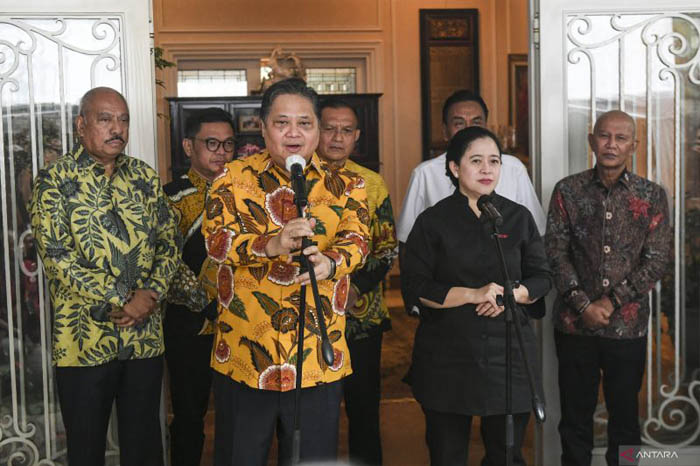 Airlangga Hartarto dan Puan Maharani memberikan keterangan pers usai melakukan pertemuan, Kamis (27/7). &nbsp;(Hafidz Mubarak A/foc/ANTARA FOTO)