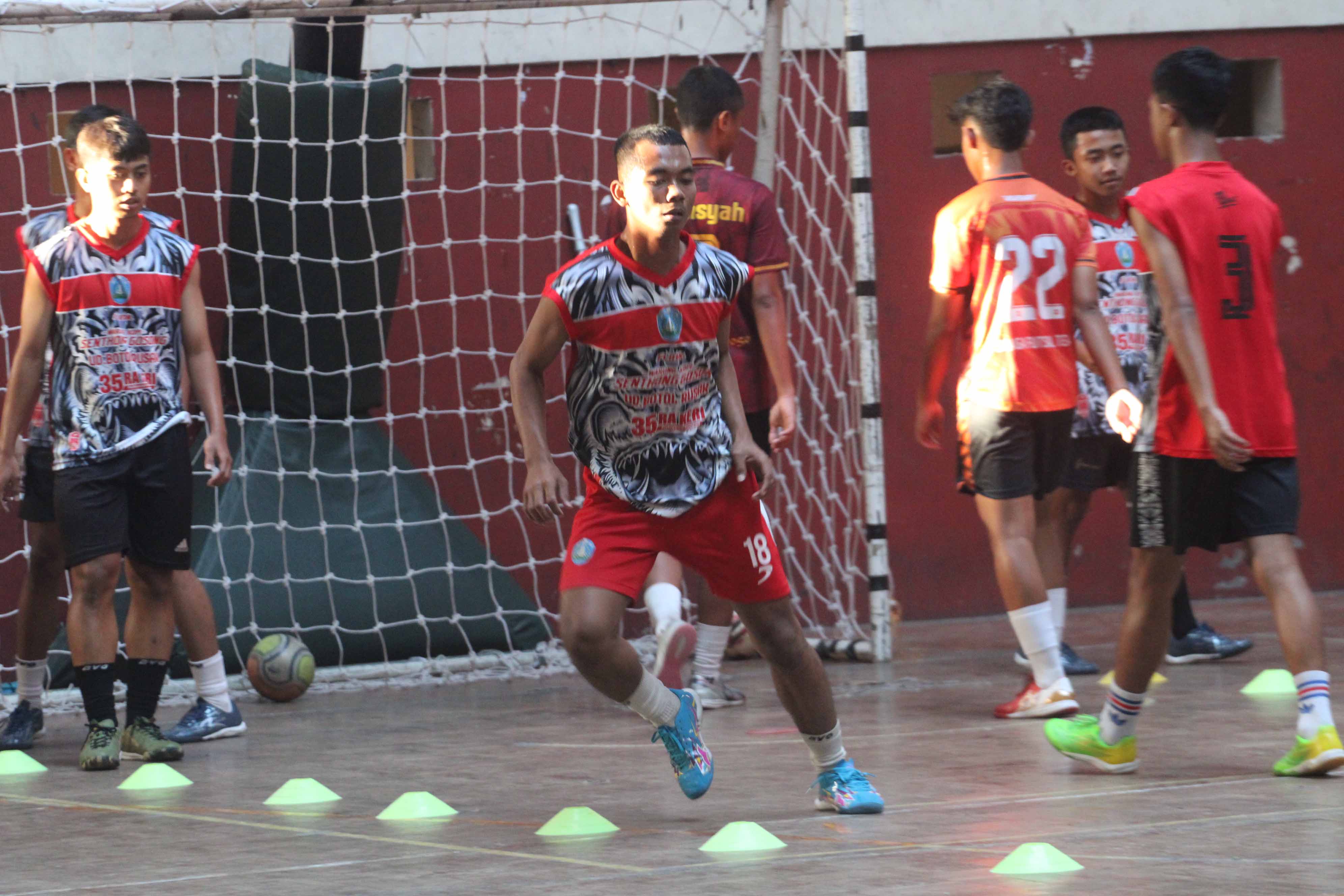 ASAH KEMAMPUAN : Sejumlah pemain Tim Futsal Ponorogo saat menggelar latihan. Enam belas pemain&nbsp;dibawa dalam ajang Porprov VIII Jawa Timur tahun ini (AJI PUTRA/JAWA POS RADAR PONOROGO)