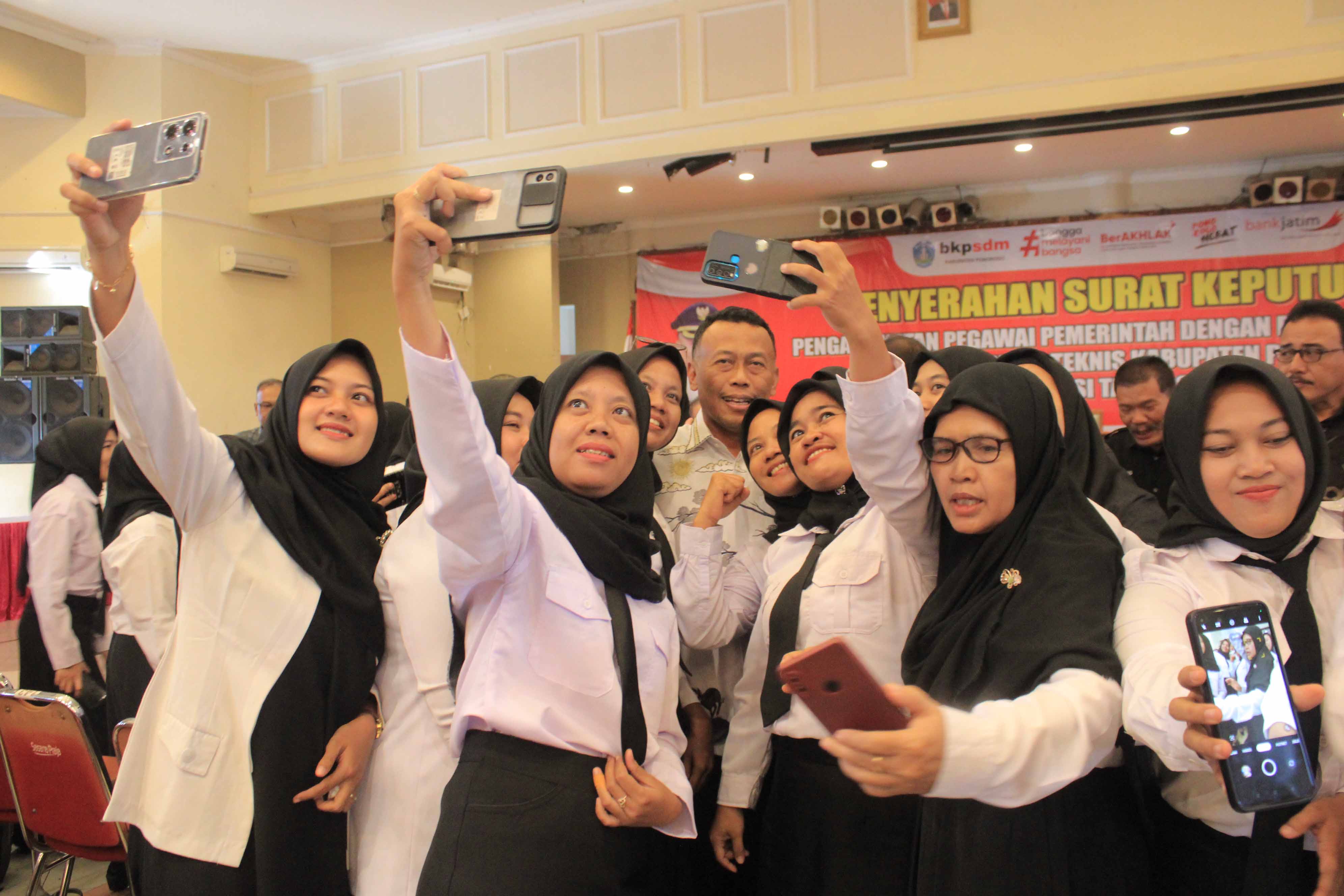 BERKAH PENGABDIAN: Pemkab Ponorogo menyerahkan SK kepada 582 PPPK hasil seleksi 2022 lalu di Gedung Sasana Praja Kamis (27/7).&nbsp;(AJI PUTRA/RADAR PONOROGO)