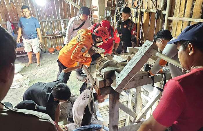 KEDALAMAN 50 METER: Tim SAR gabungan berusaha mengevakuasi delapan penambang yang terjebak di galian emas Pancurendang, Ajibarang, Banyumas, kemarin (27/7). (BASARNAS UNTUK JAWA POS)
