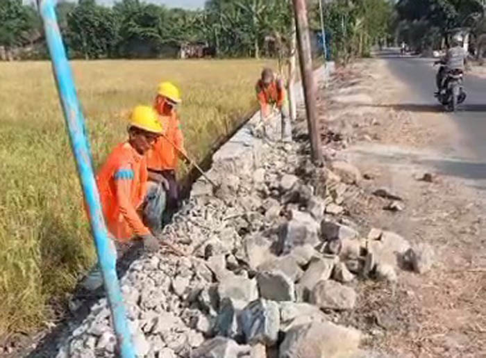 SEMPAT DISOAL DEWAN: Kegiatan pembangunan talut dalam proyek rekonstruksi Jalan Raya Karangjati-Pilangkenceng.&nbsp;(DOKUMEN/JAWA POS RADAR NGAWI)