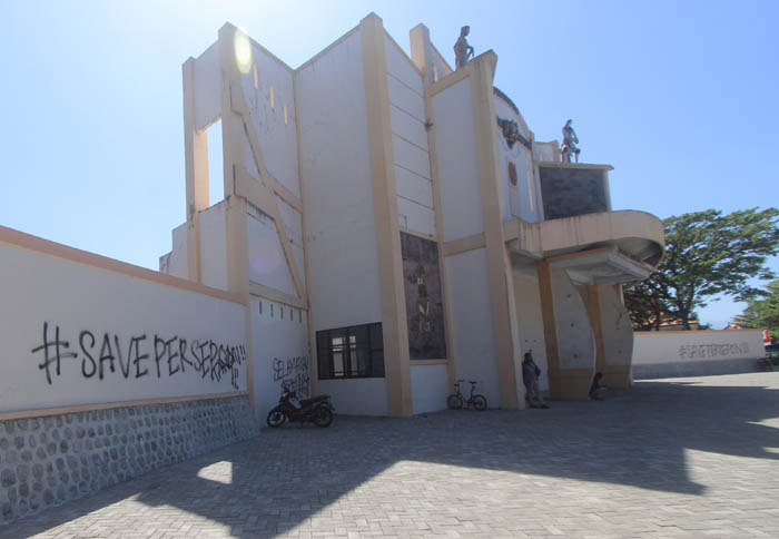 MERUSAK PEMANDANGAN: Dinding Stadion Batoro Katong sisi selatan jadi sasaran aksi vandalisme, diduga dilakukan saat tengah malam.&nbsp;(AJI PUTRA/JAWA POS RADAR PONOROGO)