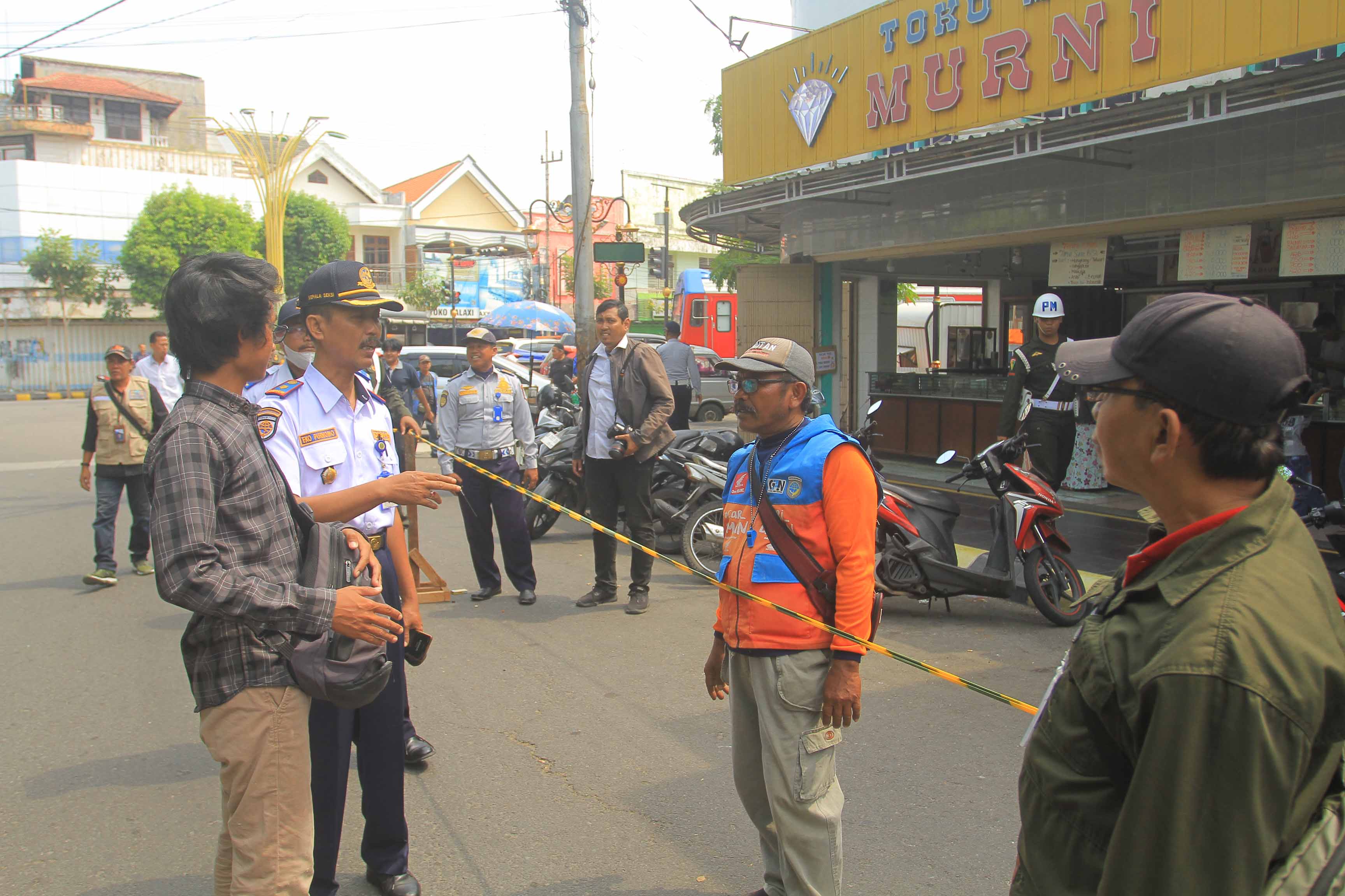 OPERASI: Petugas gabungan TNI-Polri dan dishub menyisir serta menertibkan lahan dan jukir di sejumlah titik di wilayah Kota Madiun beberapa waktu lalu. (BAGAS BIMANTARA/RADAR MADIUN)