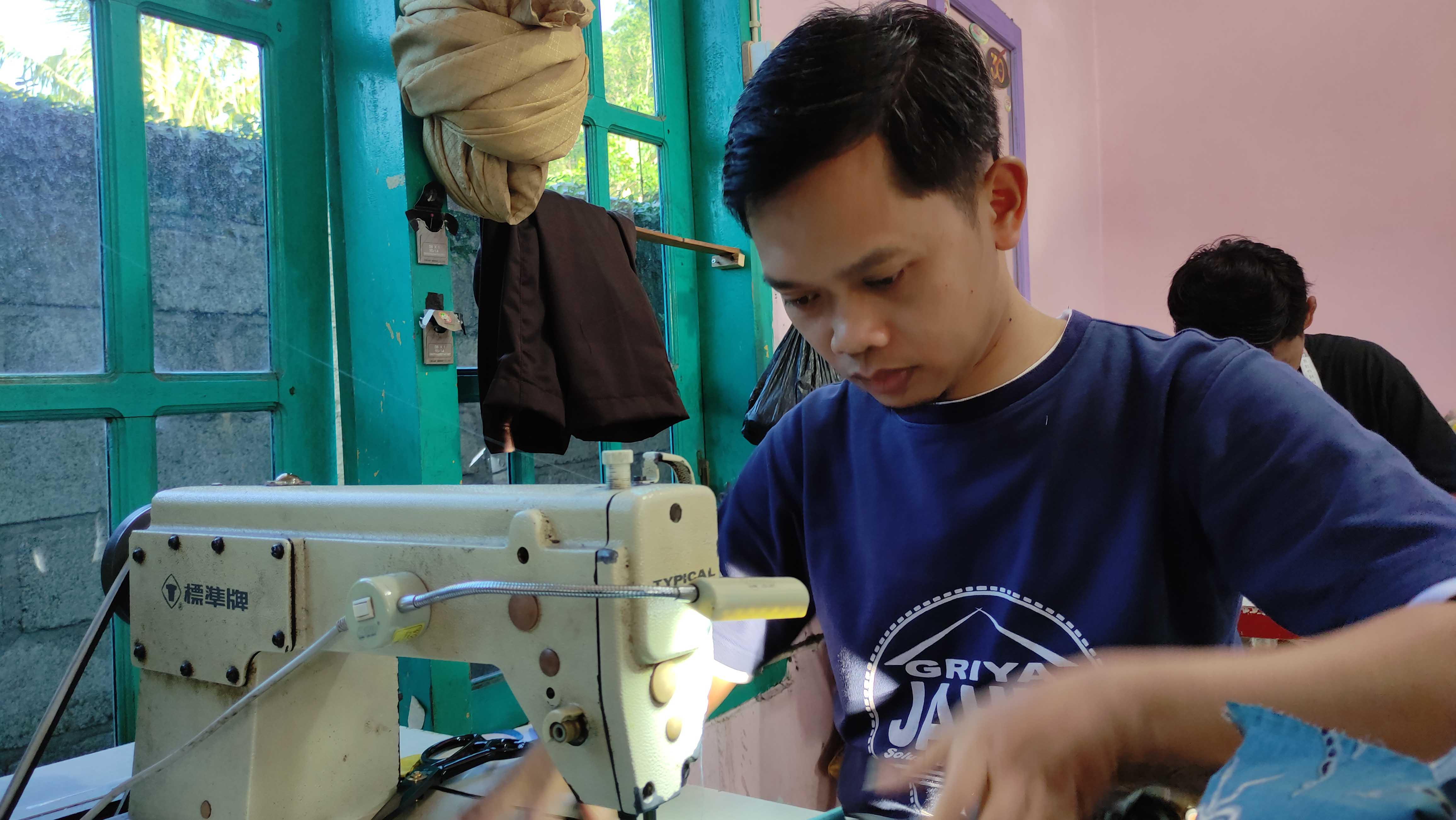 BERKAH: Aktivitas tukang jahit seragam sekolah meningkat pada tahun ajaran baru ini. Salah satunya, usaha jahit milik Nunung Rohmad di Ketro, Kebonagung, Pacitan. (NUR CAHYONO/RADAR PACITAN)