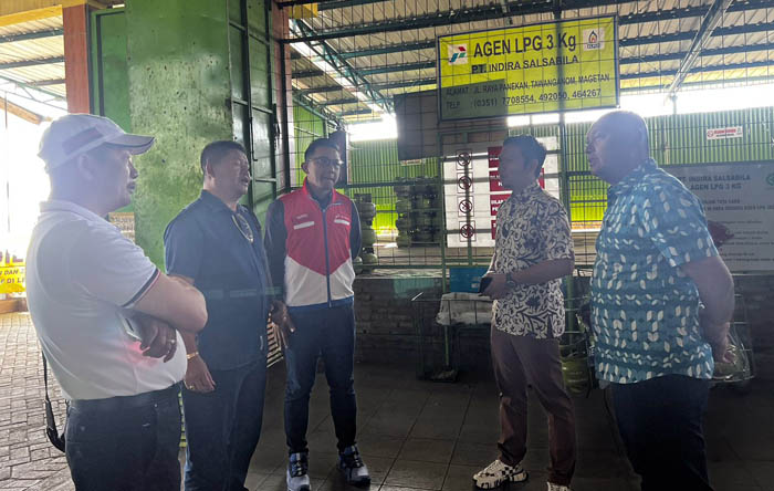 KLAIM STOK AMAN: Disperindag dan pihak terkait menyidak beberapa agen elpiji melon di Magetan. (APRILITA SARI/JAWA POS RADAR MAGETAN)