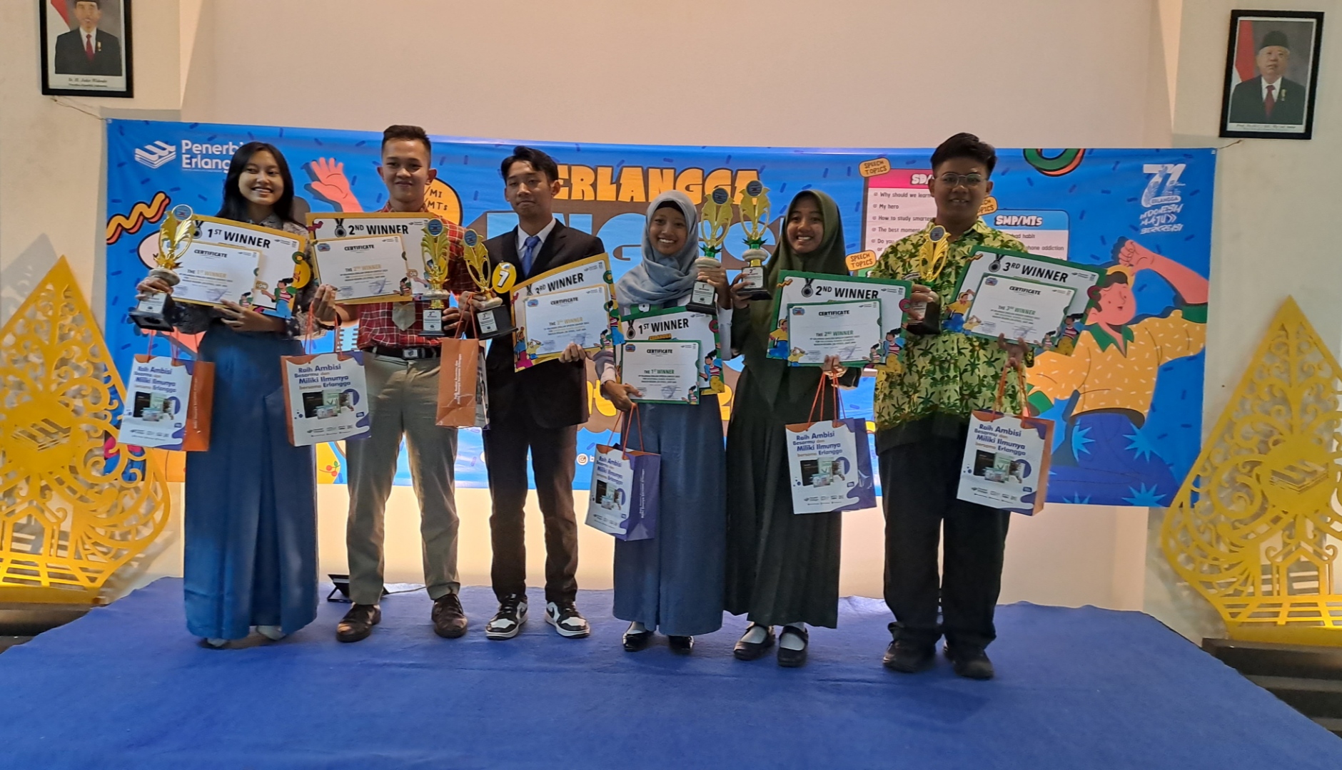 SELAMAT: Para pemenang EESC 2023 Penerbit Erlangga Cabang Madiun berfoto bersama. (ERLANGGA UNTUK RADAR MADIUN)