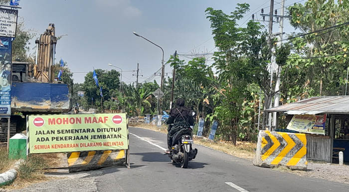 REBUILDING: Jembatan Nambung bakal dibongkar. Bentangnya diperlebar dari empat menjadi delapan meter. (ASEP SYAEFUL BACHRI/JAWA POS RADAR NGAWI)