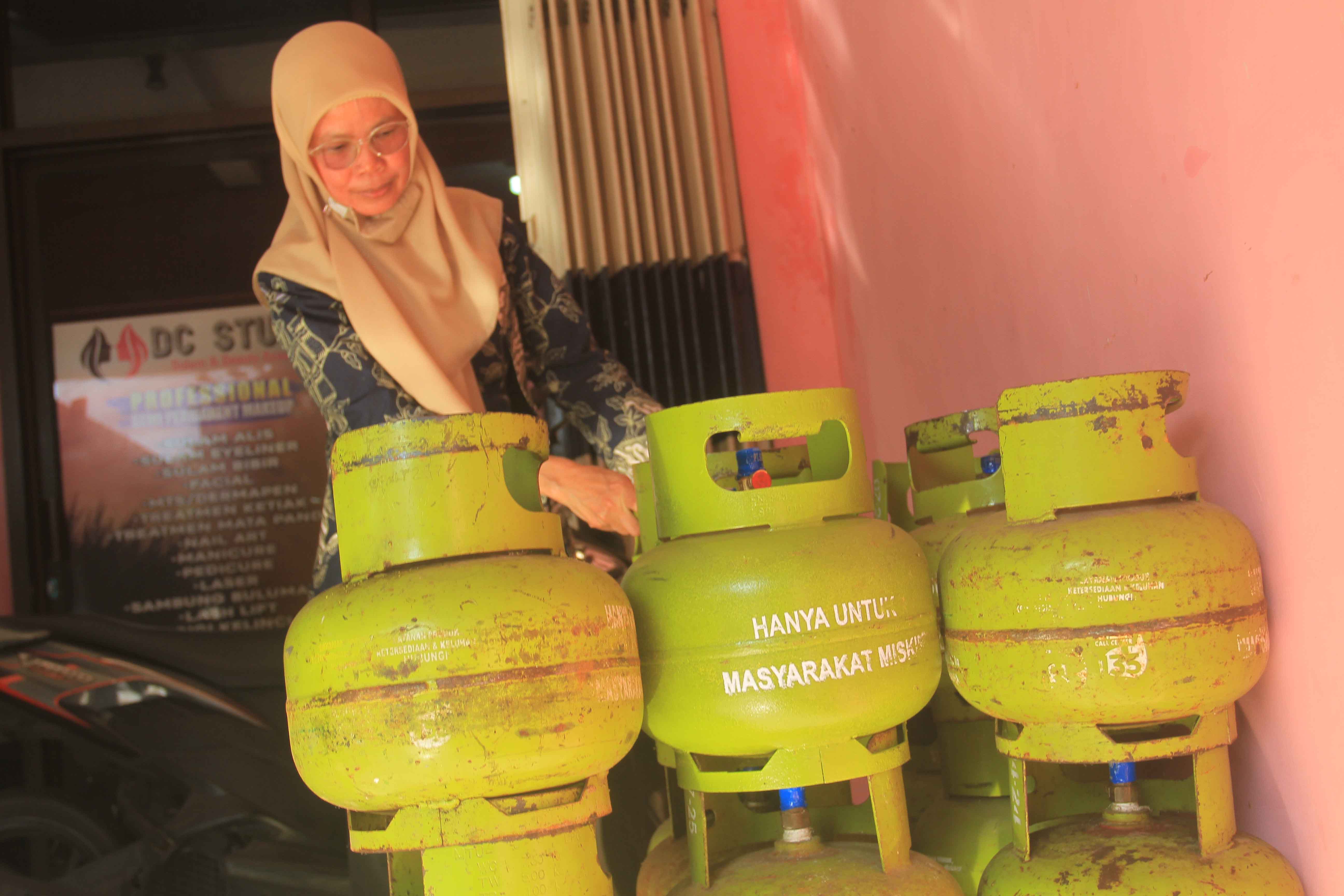 SUBSIDI: Pembelian elpiji 3 kilogram di tingkat pangkalan diikuti dengan pendataan identitas konsumen.&nbsp;(BAGAS BIMANTARA/RADAR MADIUN)