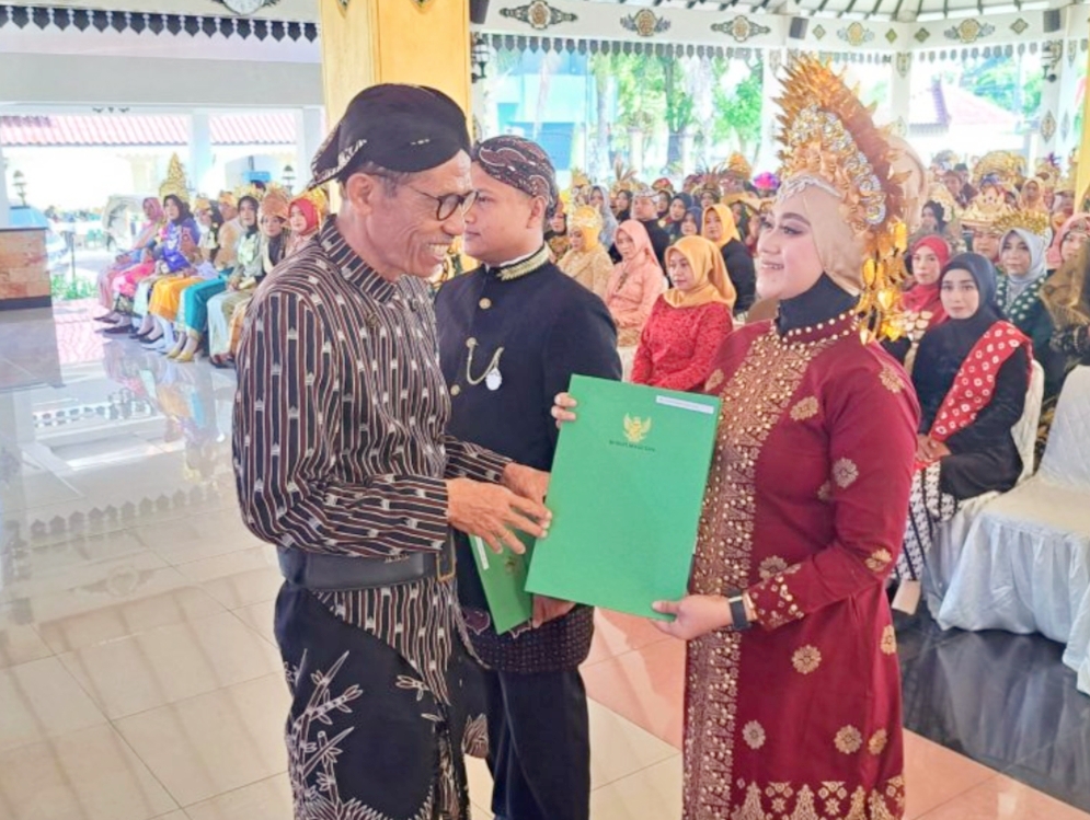 ALHAMDULILLAH: Perwakilan PPPK guru menerima SK dari Bupati Magetan Suprawoto di Pendapa Surya Graha beberapa waktu lalu. (APRILITA SARI/JAWA POS RADAR MAGETAN)