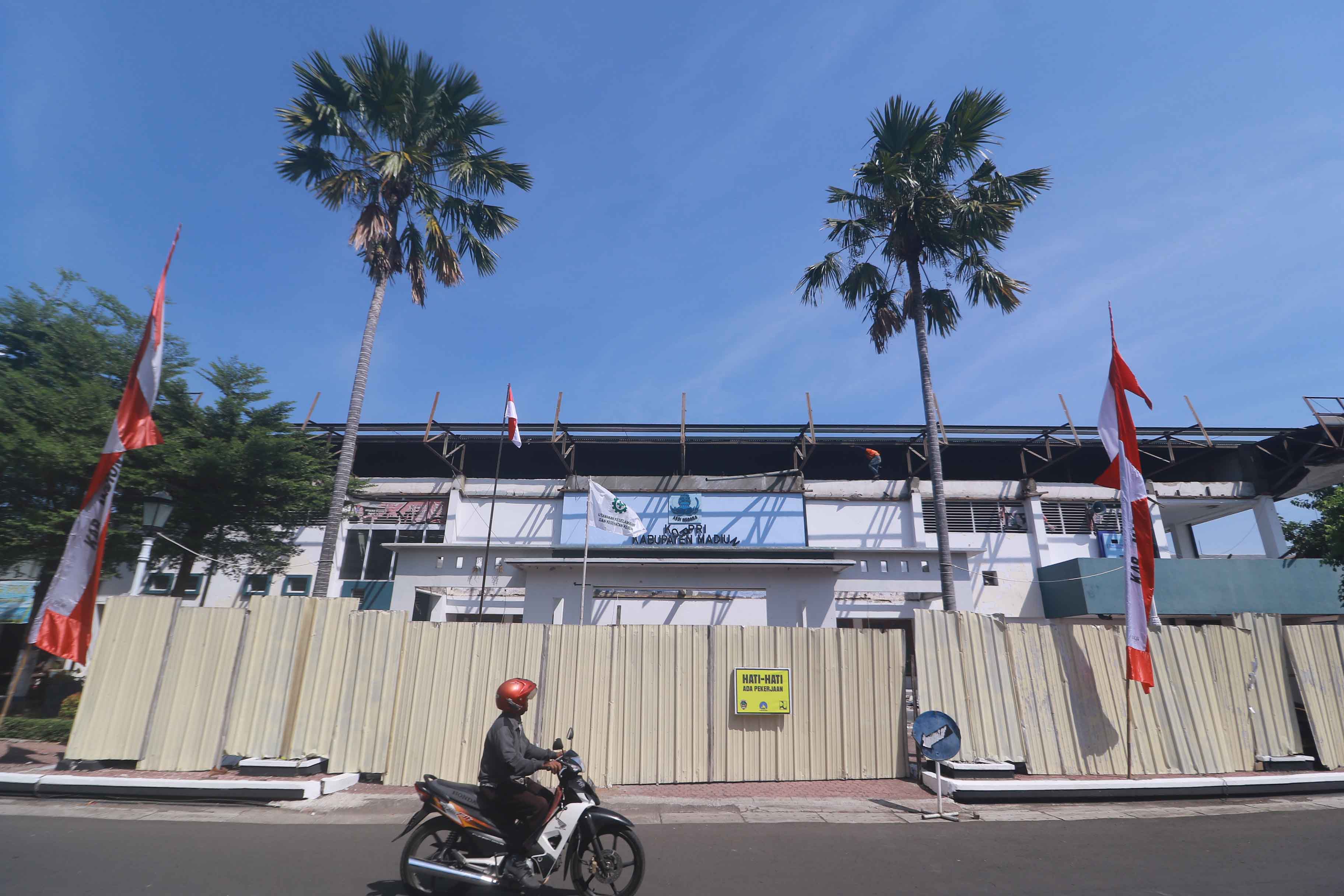 DIPERHATIKAN: DPUPR akhirnya merehabilitasi Gedung Korpri yang sudah belasan tahun mangkrak. (R. BAGUS RAHADI/RADAR MADIUN)