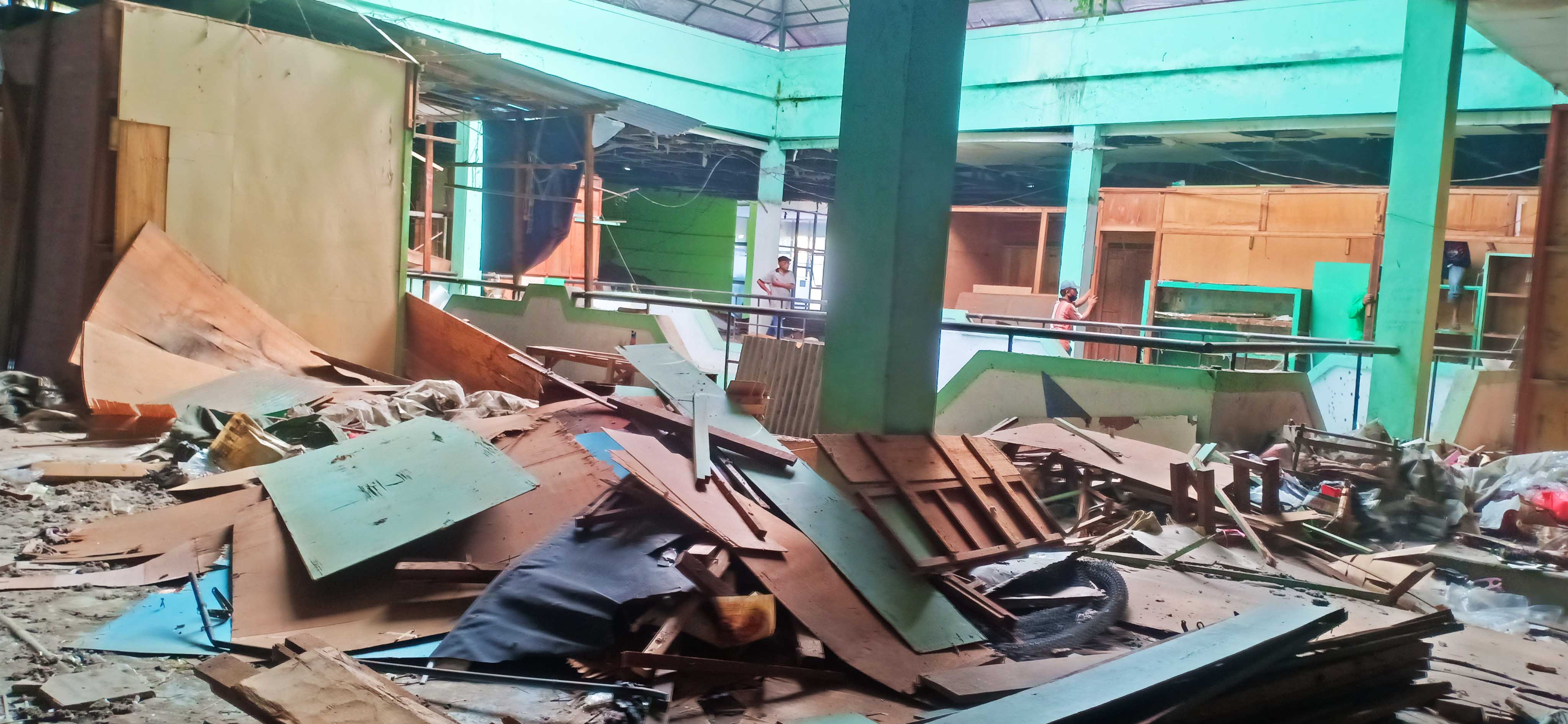 REHABILITAS TAHAP IV: Para pedagang bedak di lantai dua PBM meninggalkan tempat jualan.&nbsp;(APRILITA SARI/JAWA POS RADAR MAGETAN)