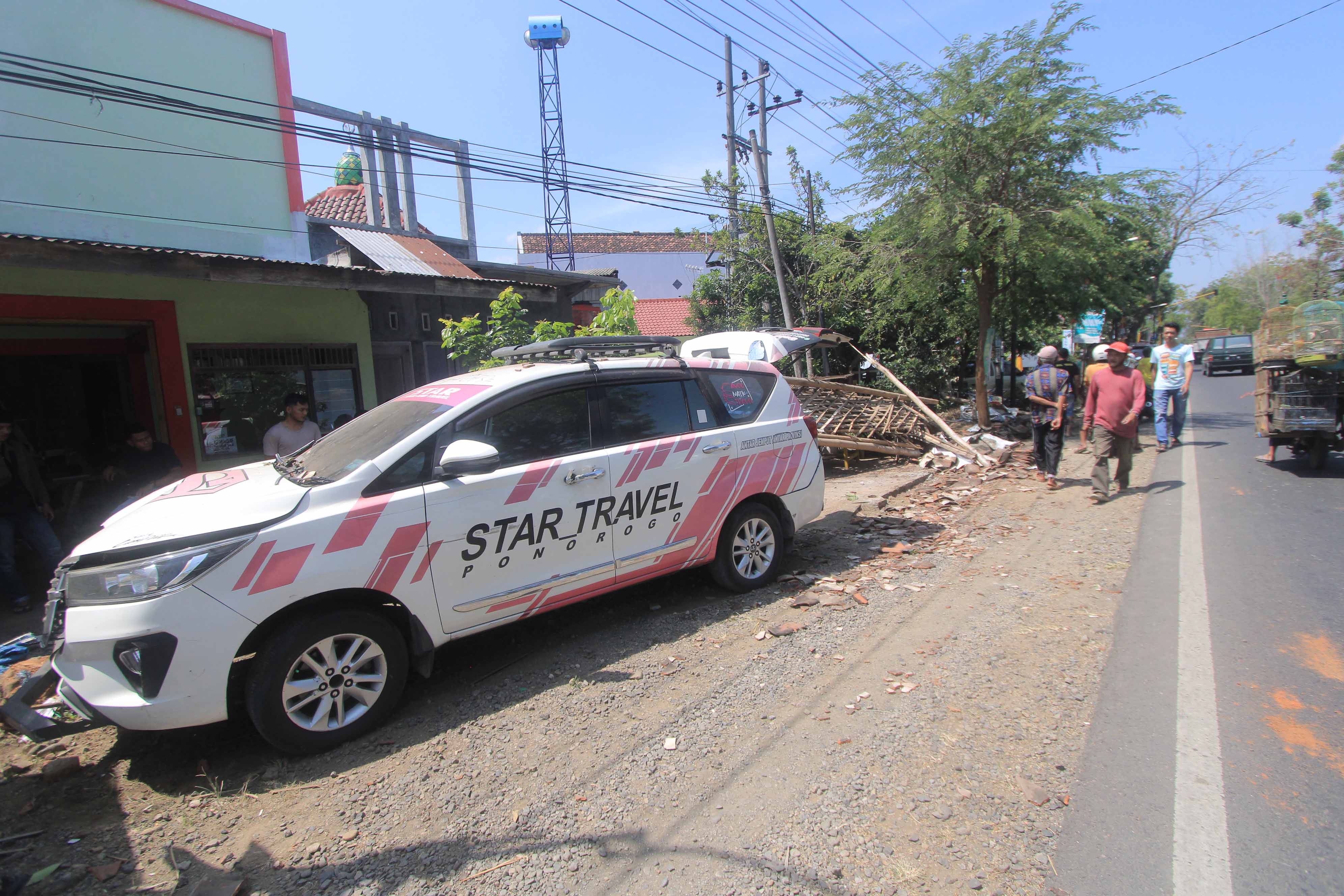 NIHIL KORBAN: Mobil travel&nbsp;Inova&nbsp;jurusan Malang-Ponorogo menghantam warung setelah menghindari emak-emak di Jalan Raya Ponorogo-Trenggalek kemarin (1/8).&nbsp;(AJI PUTRA/JAWA POS RADAR PONOROGO)