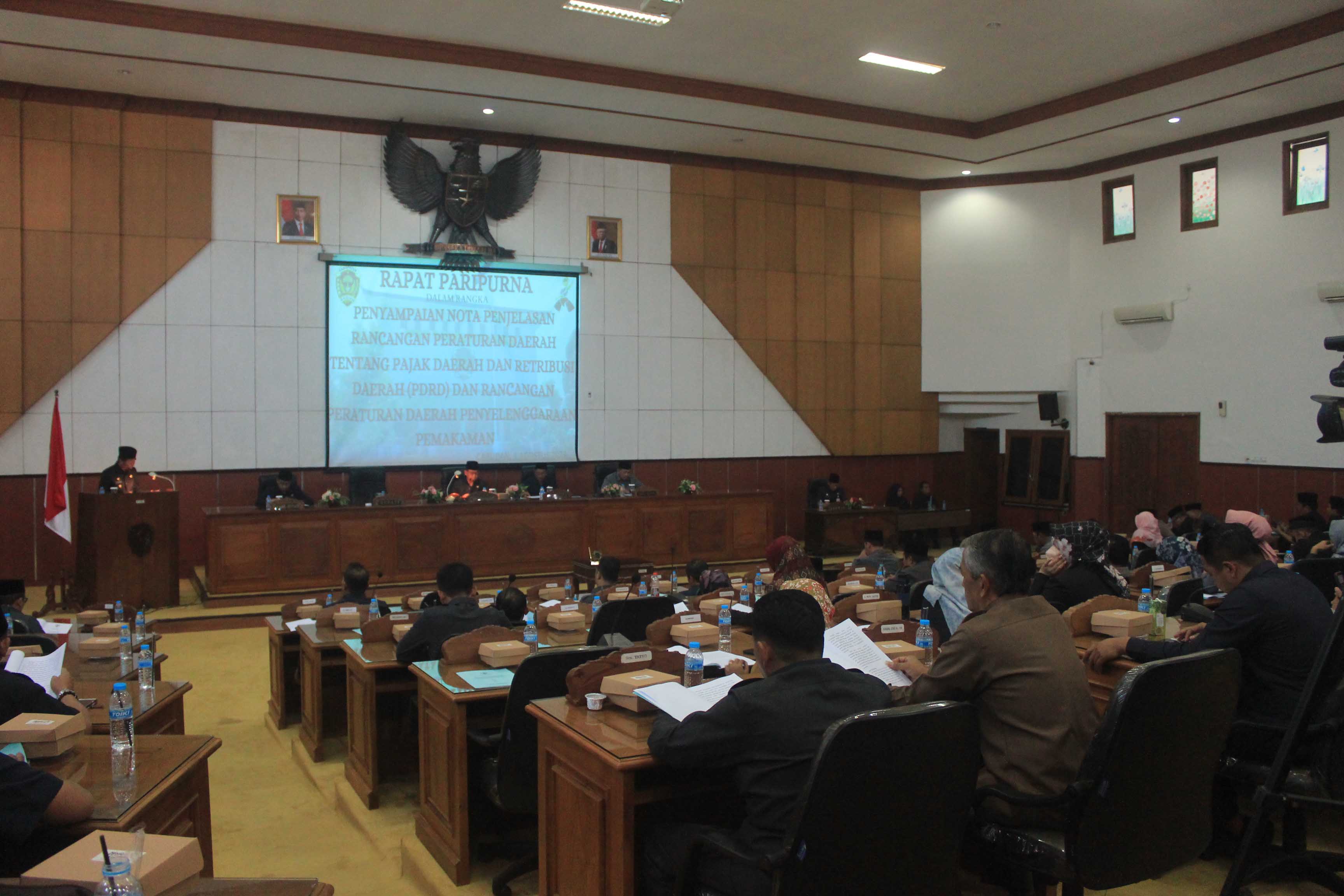 KHIDMAT: Wakil Ketua DPRD Kabupaten Madiun Slamet Rijadi membuka rapat paripurna penyampaian nota penjelasan bupati madiun tentang dua raperda eksekutif, (1/8). (LODITYA FERNANDEZ/RADAR CARUBAN)