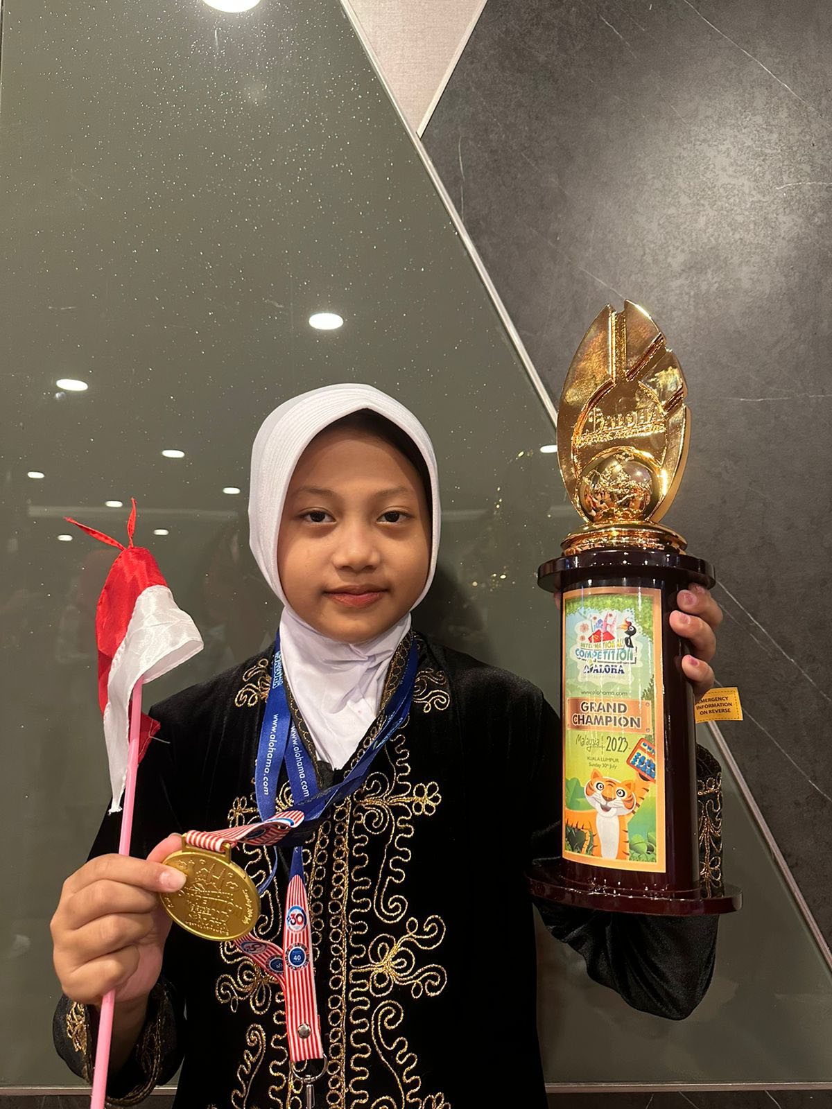 BIKIN BANGGA: Berlian Ivhana Wycella, siswa kelas 4 SDN Ngadirejan, Pringkuku, yang sukses menjuarai kompetisi matematika international di Malaysia, Minggu (30/7).&nbsp;(ISTIMEWA)