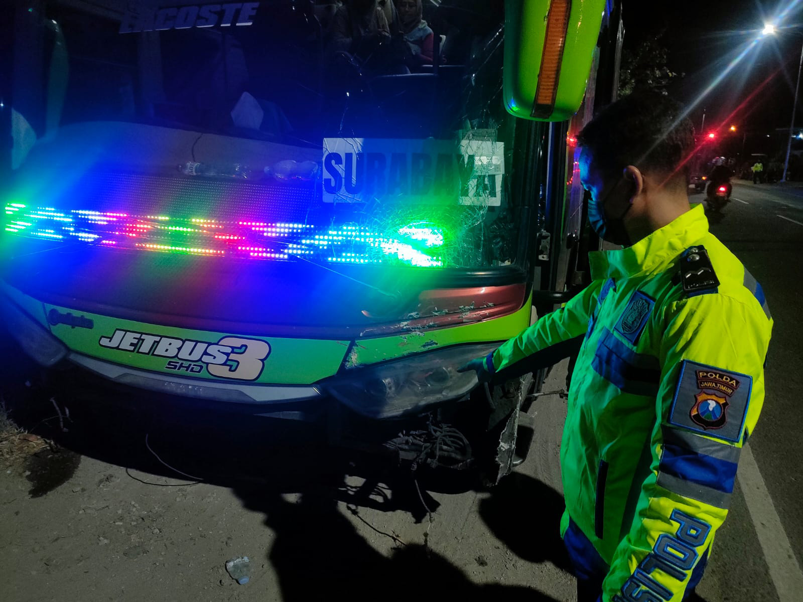 RINGSEK: Bagian depan bus ringsek setelah terlibat kecelakaan dengan sepeda motor di jalan nasional Madiun &ndash; Ponorogo, Desa Glonggong, Kecamatan Dolopo pada Senin (31/7) malam. (ISTIMEWA)