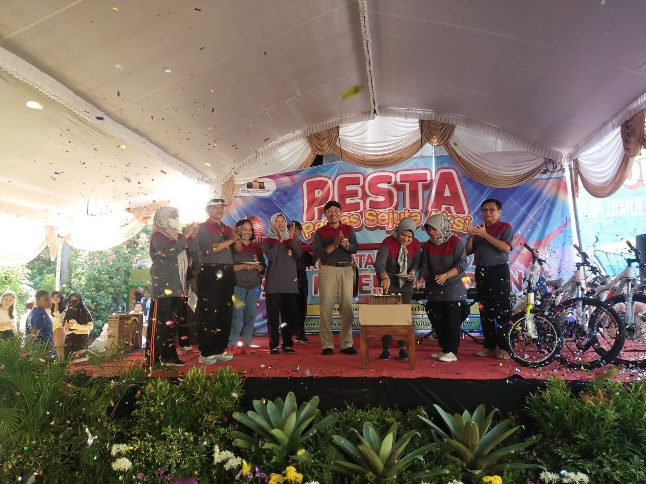OPENING: Kadindik Kota Madiun Lismawati bersama Kepala SMPN 3 Choirul Muttaqin meresmikan kelas bilingual dan Spenga E-Smart kemarin (1/8). (ARCHI FIRDAUS/RADAR MADIUN)