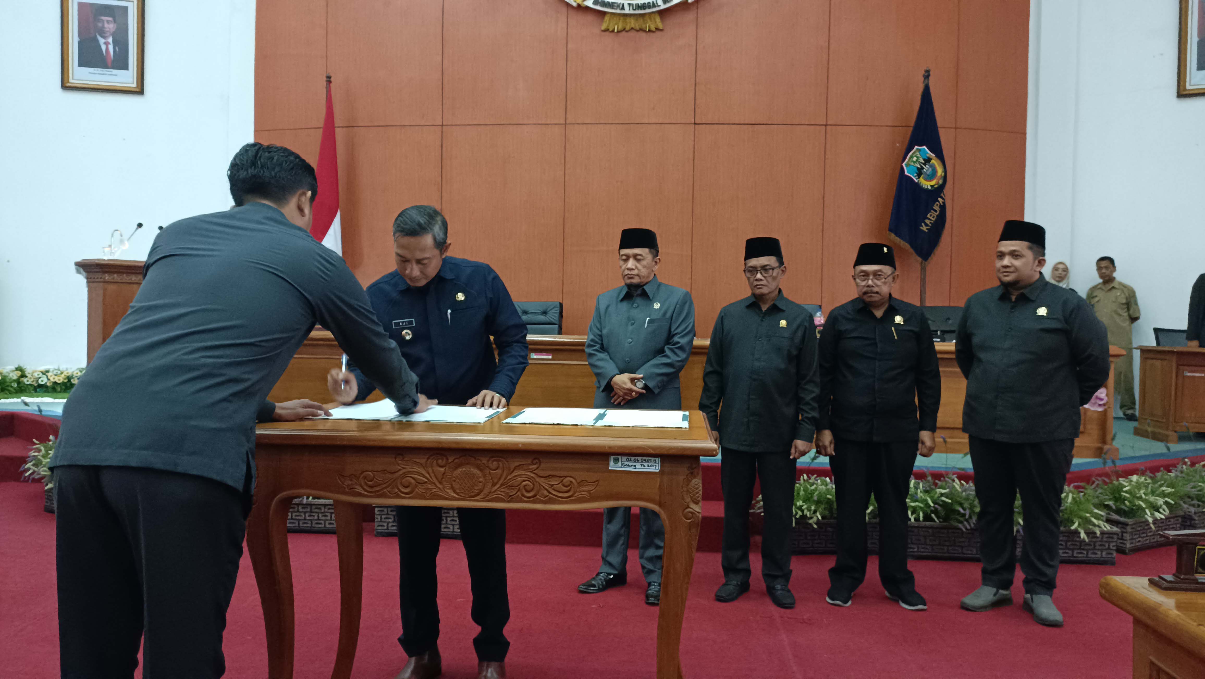 UNTUK TAHUN DEPAN: Bupati Pacitan Indrata Nur Bayuaji menandatangani draf KUA-PPAS 2024 disaksikan unsur pimpinan DPRD setempat kemarin (2/8).&nbsp;(NUR CAHYONO/RADAR PACITAN)