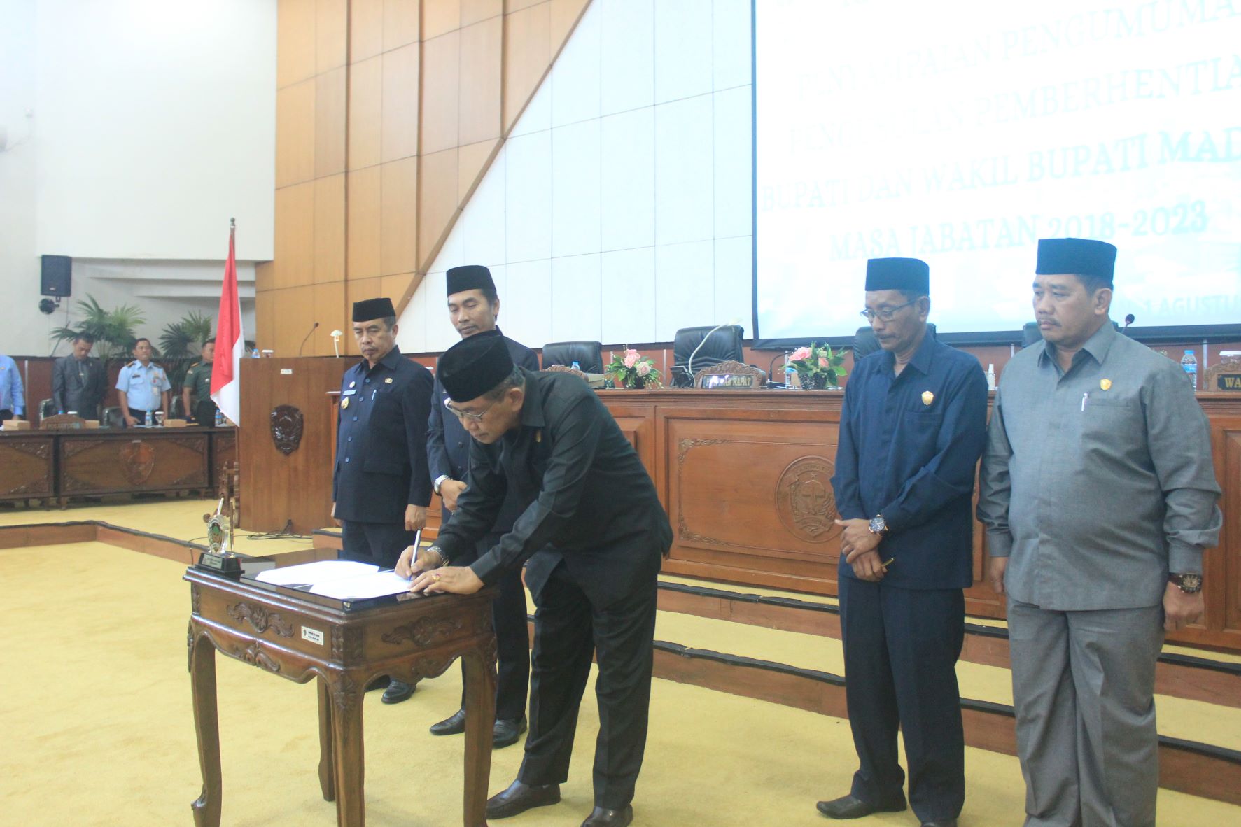 TERCATAT: Wakil Ketua DPRD Kabupaten Madiun Slamet Rijadi menandatangani berita acara pengumuman berakhirnya masa jabatan bupati dan wakilnya di sela rapat paripurna.&nbsp;(LODITYA FERNANDEZ/RADAR MADIUN)
