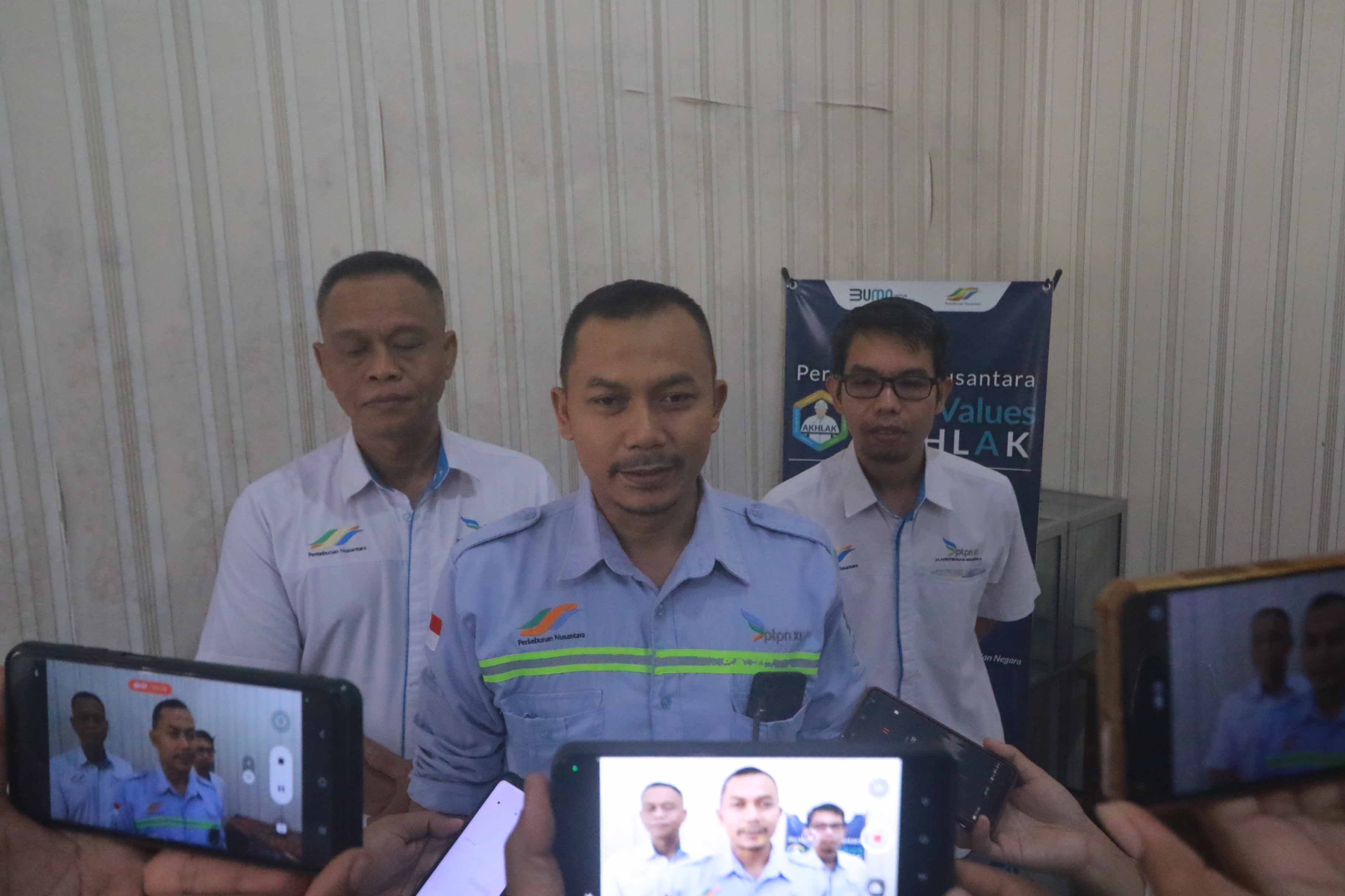 BANTAH: Kasi Lingkungan PG Pagotan Hasan Ajron (tengah) didampingi rekannya kepala koperasi, kasi umum dan SDM memberikan klarifikasi ke awak media, kemarin (2/3). (BAGUS RAHADI/RADAR MADIUN)