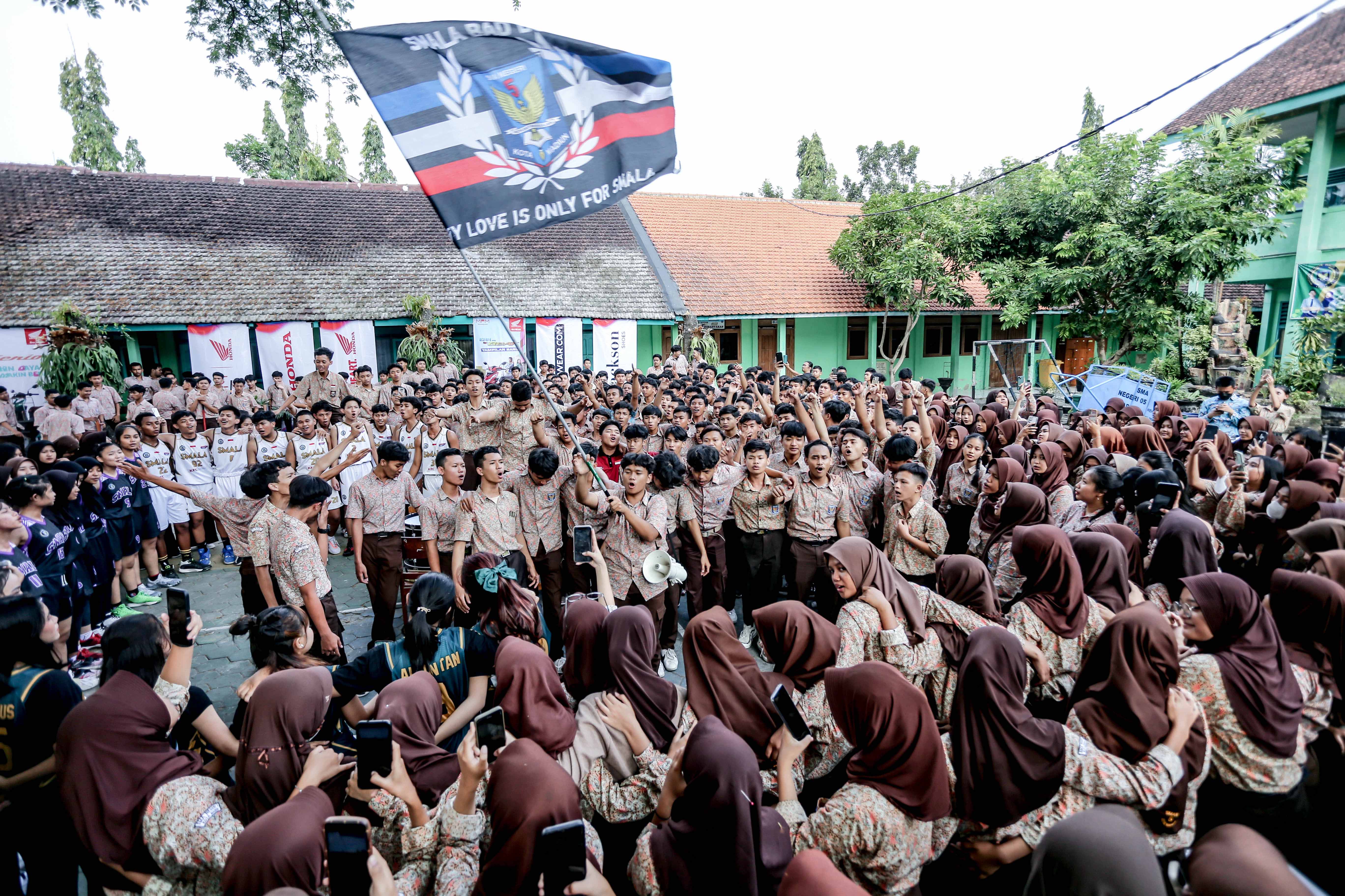 ANTUSIAS: Ratusan siswa Smala memadati lapangan sekolah menyaksikan roadshow DBL, Kamis (3/8).&nbsp;(DBL UNTUK RADAR MADIUN)