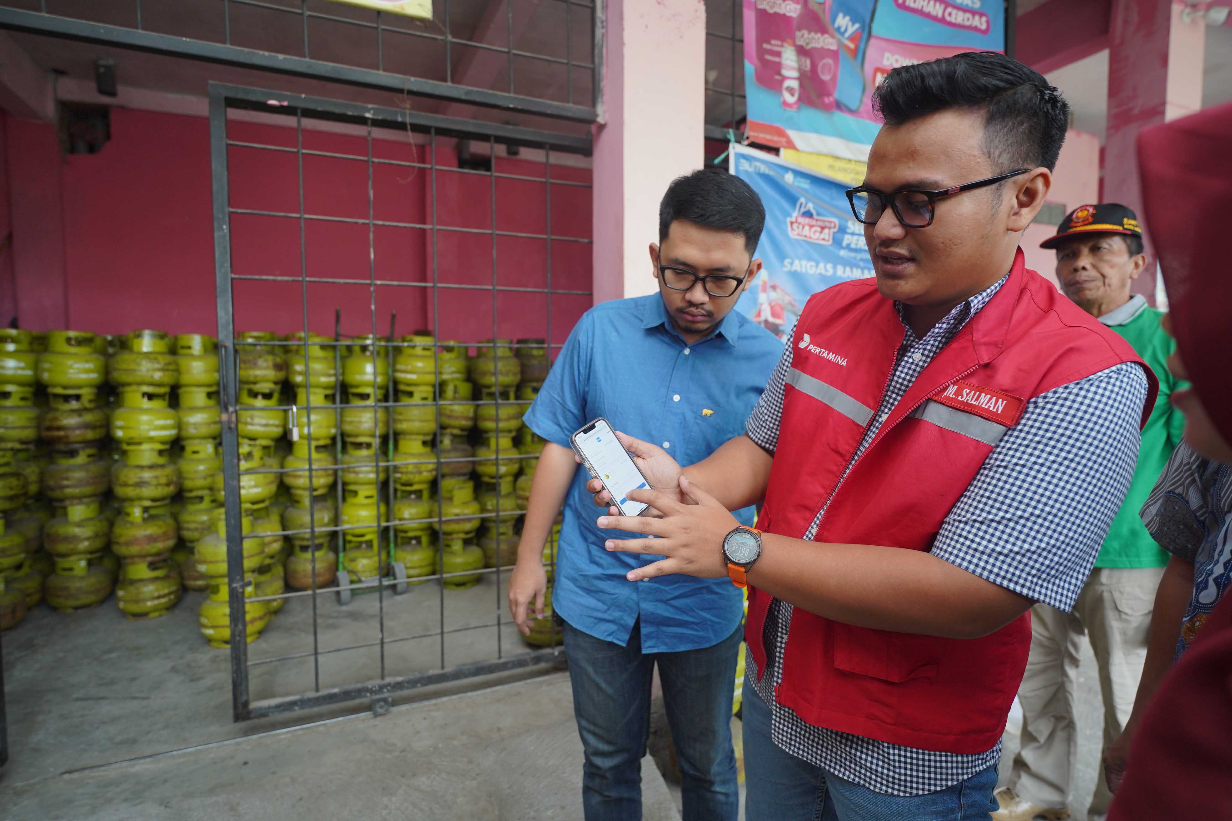 PENGAWASAN: Pertamina Patra Niaga, Hiswana Migas dan Pemkot Madiun menggelar sidak di sejumlah agen dan pangkalan elpiji kemarin (4/8). (DISKOMINFO UNTUK RADAR MADIUN)