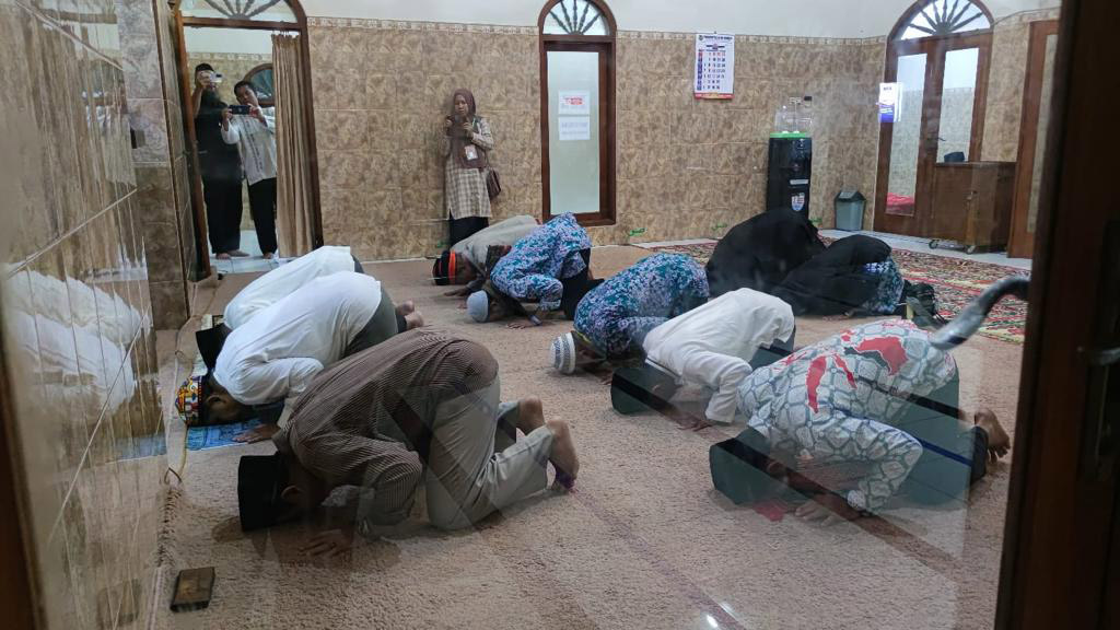 GELOMBANG TERAKHIR: Empat jemaah haji asal Kota Madiun yang masuk dalam kloter 85 tiba di Masjid Az-Zahra kemarin dini hari (4/8).&nbsp;(KEMENAG UNTUK RADAR MADIUN)