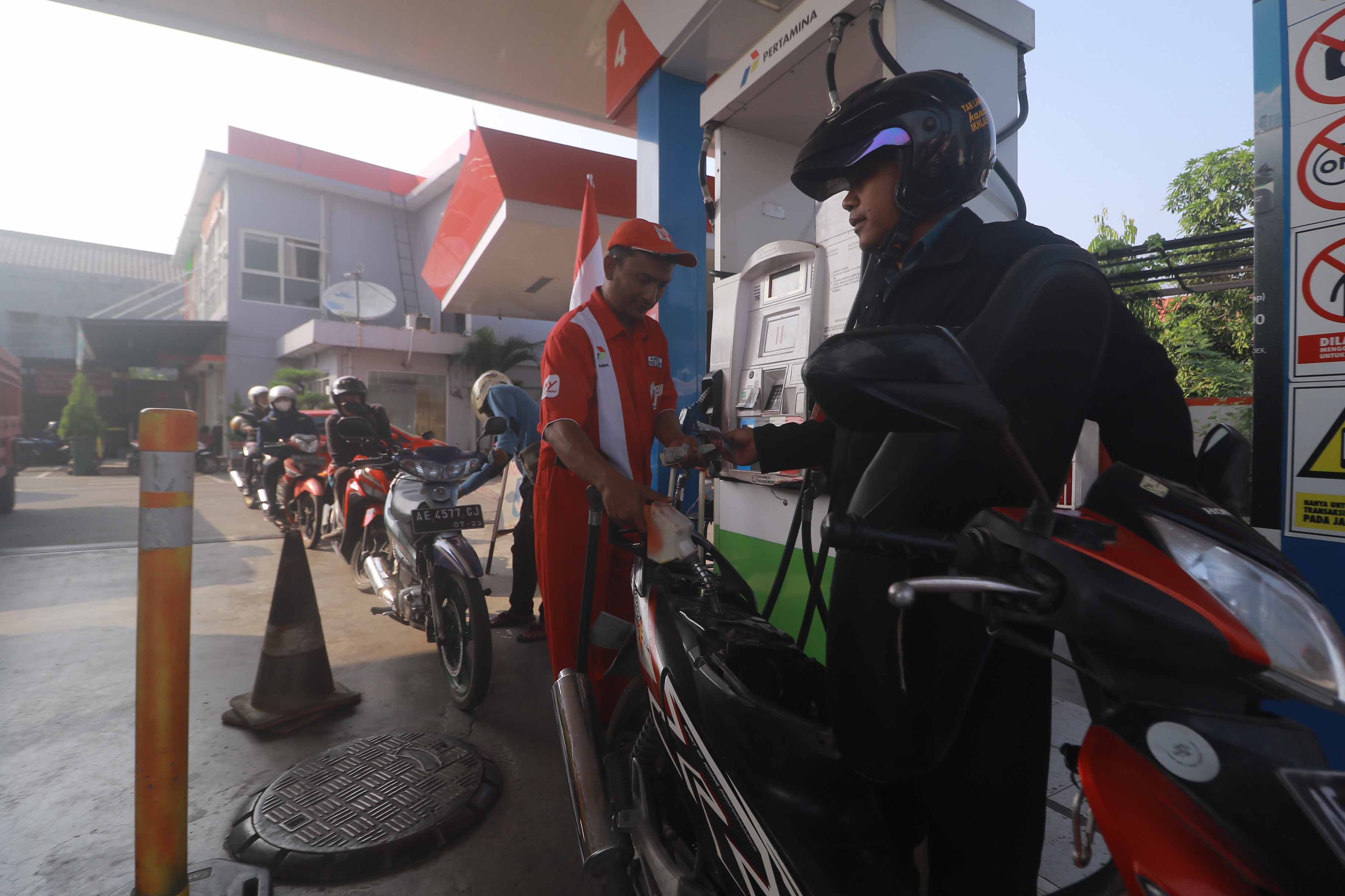 DISERBU: Antrean konsumen untuk mendapatkan BBM gratis di SPBU Caruban, kemarin (4/8). (BAGUS RAHADI/RADAR MADIUN)