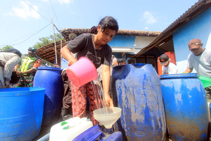 KANTONG KEKERINGAN: Dropping air bersih sangat diharapkan oleh warga yang tinggal di daerah rawan kekeringan. (AJI PUTRA/JAWA POS RADAR PONOROGO)