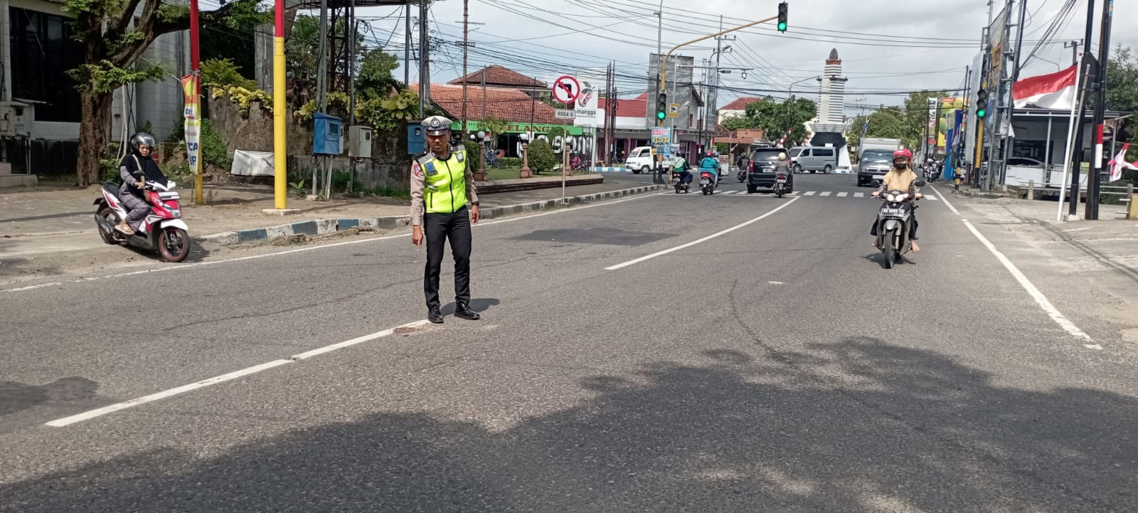 LAKA PAGI: Anggota polantas melakukan olah TKP laka lantas di simpang tiga Kanjeng Jimat-Basuki Rahmat kemarin (4/8).&nbsp;(POLRES UNTUK RADAR PACITAN)
