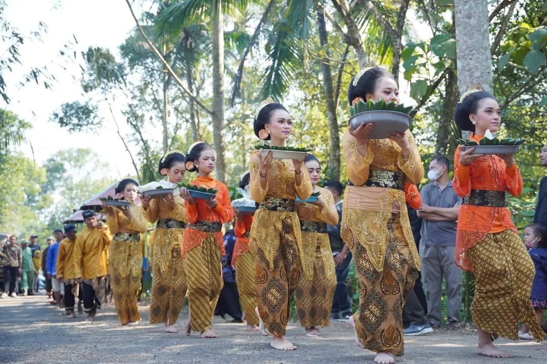 SUDAH TRADISI: Suasana upacara adat Tetaken di Desa Mantren, Kebonagung, untuk mengenang jasa para leluhur yang telah membuka desa. (ISTIMEWA)