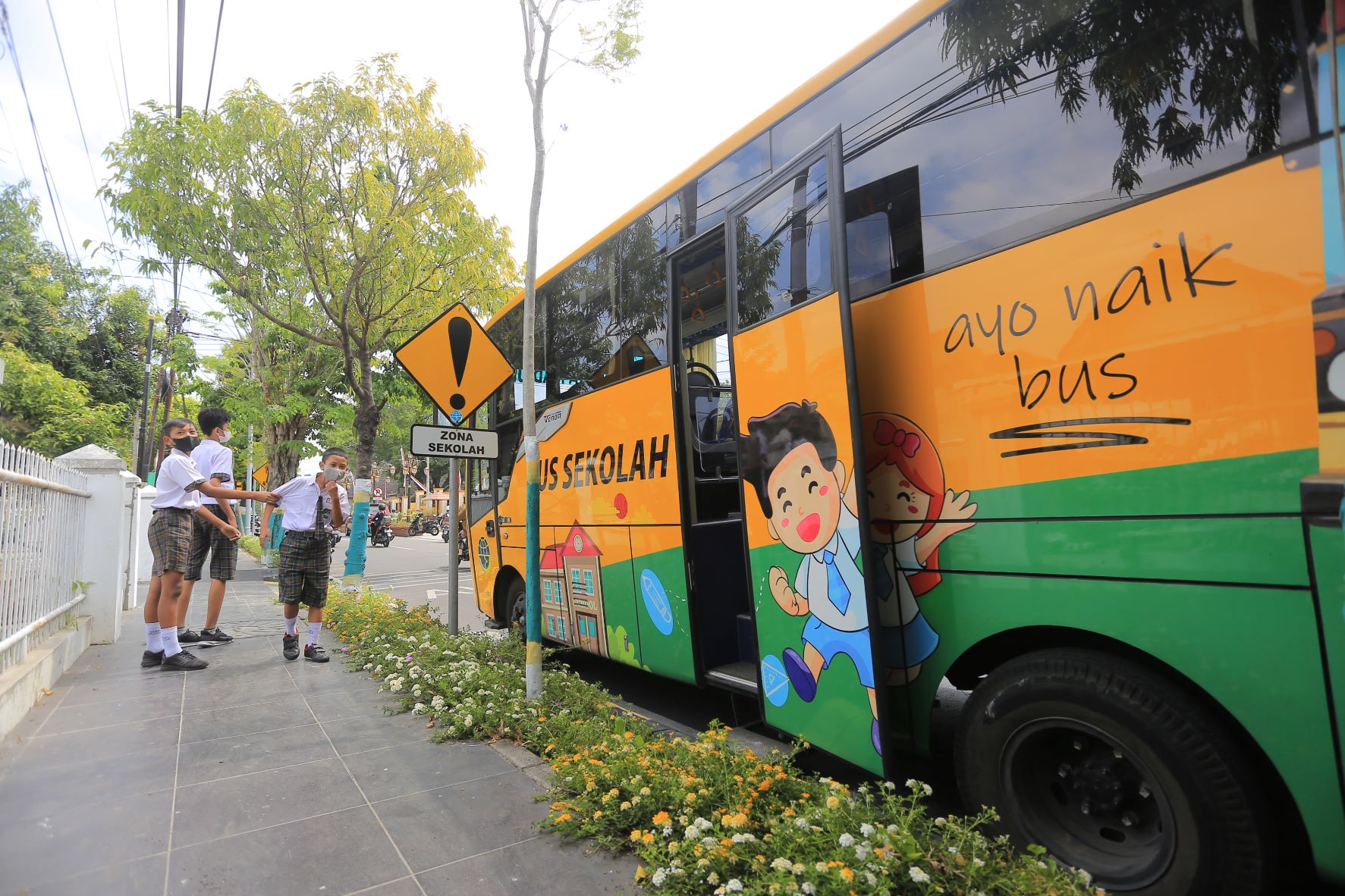 SMART BUS: Dishub Kota Madiun memperbarui kartu elektronik dan peranti pembaca sistem chip di sejumlah armada bus ASG. (BAGAS BIMANTARA/RADAR MADIUN)