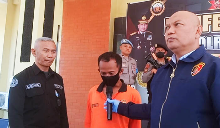 PERS RILIS: Kasatreskrim Polres Magetan AKP Rudy Hidajanto Irwan Prasetyo menanyai Irwan Prasetyo Kamis (27/7) lalu. (APRILITA SARI/JAWA POS RADAR MAGETAN)