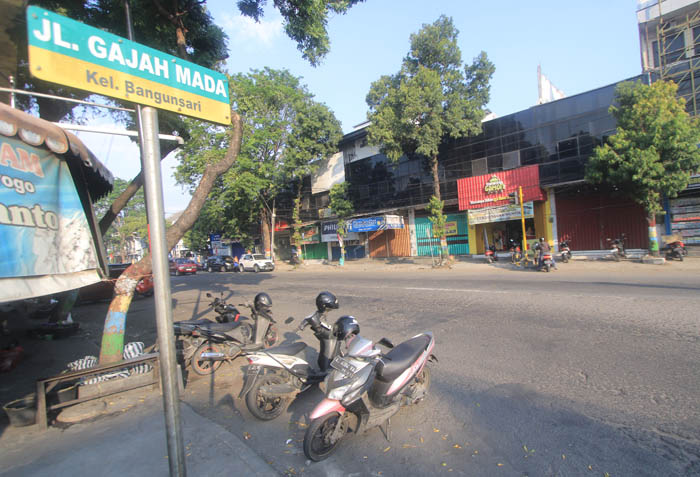 FACE-OFF: DPUPKP Ponorogo menerima berbagai masukan, saran, dan request dari warga di sepanjang Jalan Gajah Mada terkait penataan pedestrian. (AJI PUTRA/JAWA POS RADAR PONOROGO)