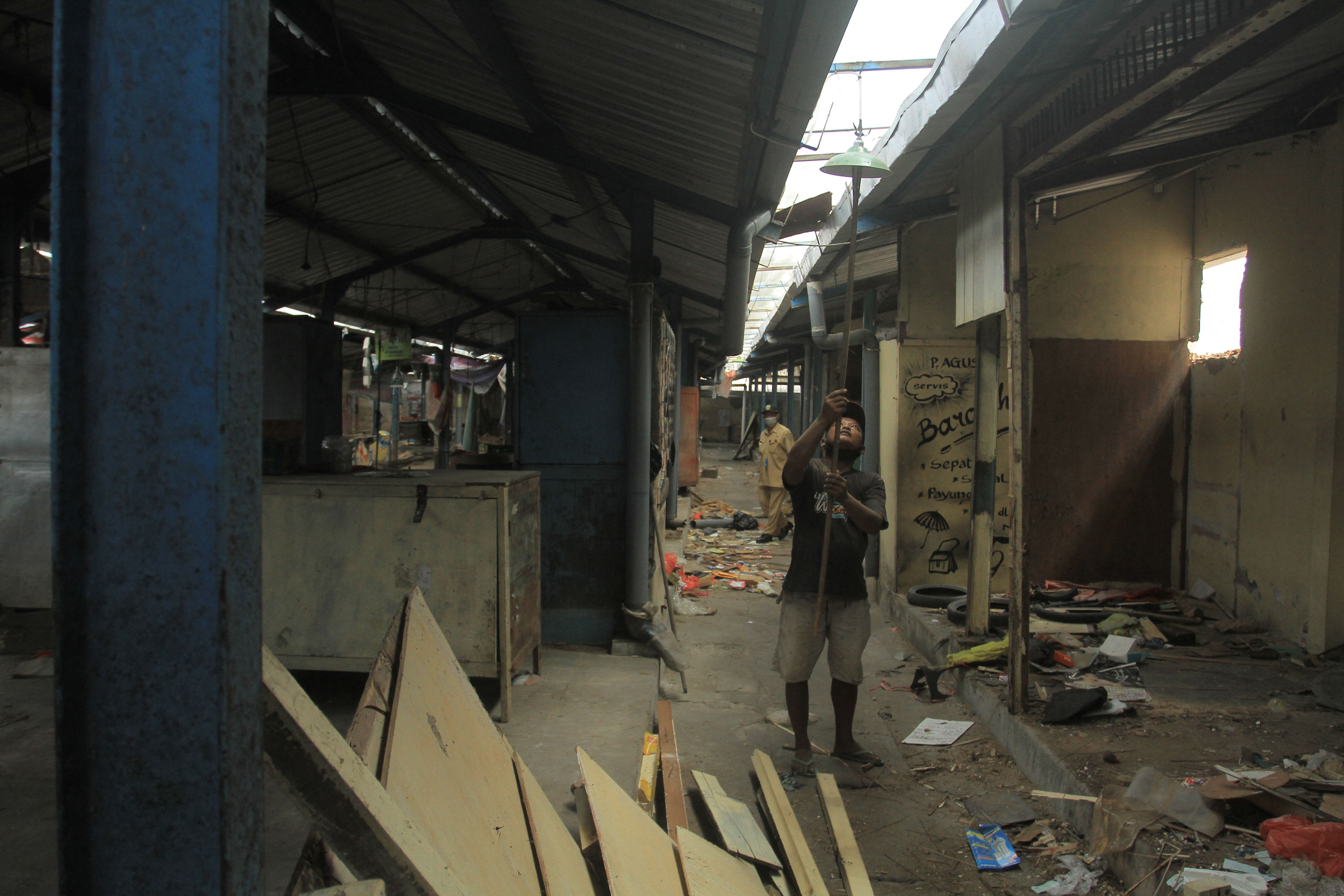 PEKERJAAN FISIK: Tim Kejari Kota Madiun meninjau proyek perbaikan Pasar Kawak dan peningkatan bangunan pelengkap di Jalan H Agus Salim kemarin (7/8).&nbsp;(ANGGIYAN BAYU/RADAR MADIUN)