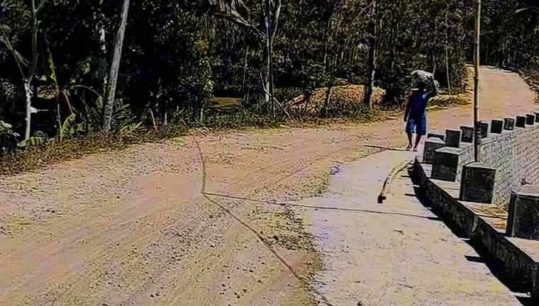 ANTARPROVINSI: Ruas jalan Gondosari-Ploso, Punung, salah satu jalur alternatif penghubung Pacitan dan Wonogiri, Jawa Tengah, sedang dalam proses pengerjaan kemarin (7/8).&nbsp;(DPUPR UNTUK RADAR PACITAN)
