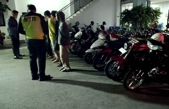 PENINDAKAN: Satlantas Polres Ponorogo mengamankan 15 kendaraan yang diduga digunakan untuk balap liar di Alun-alun Ponorogo. (POLRES FOR JAWA POS RADAR PONOROGO)