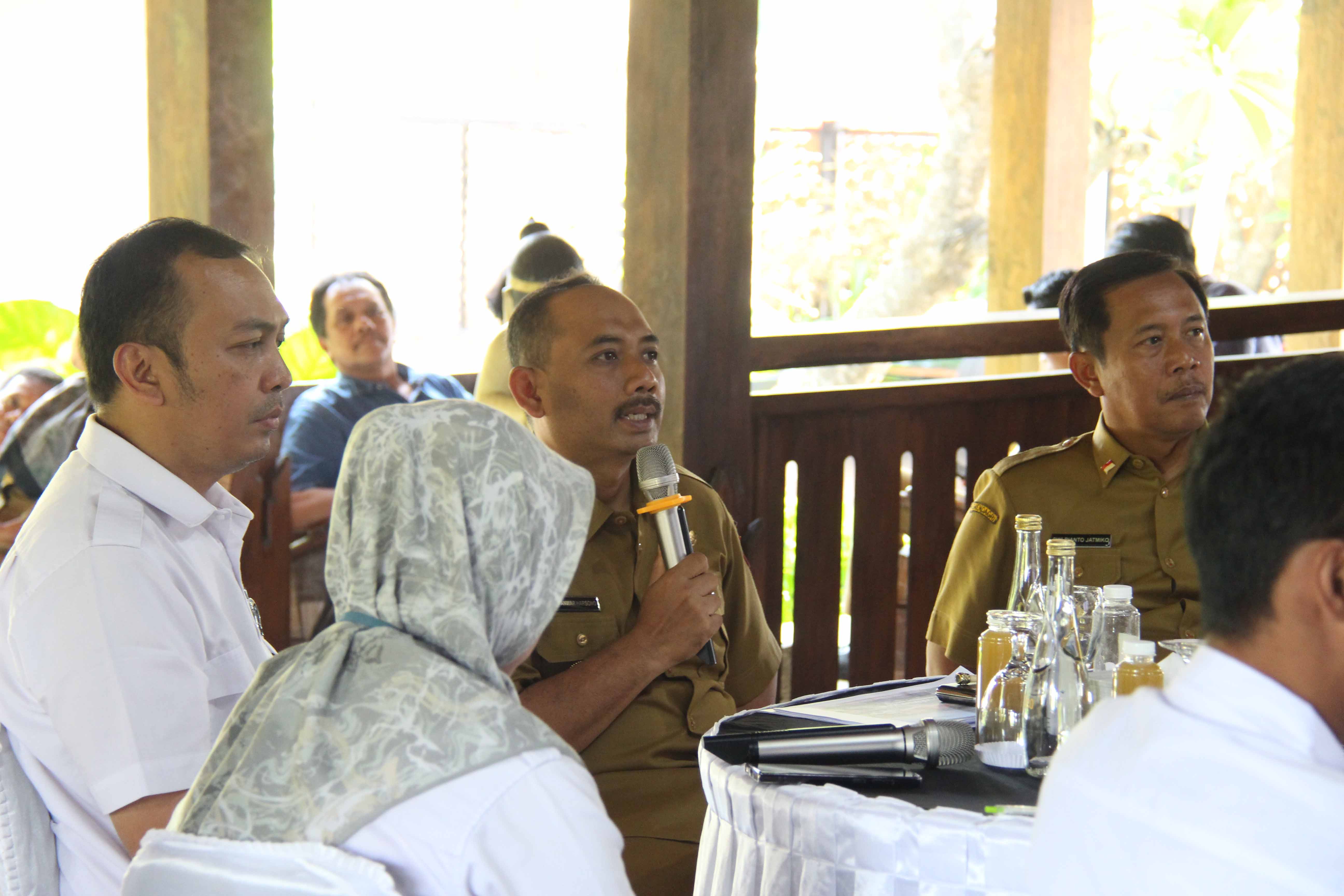 OPTIMALISASI PASAR BESAR: Bupati Ngawi Ony Anwar Harsono mendengarkan pemaparan tim Balai Prasarana Permukiman Wilayah Jawa Timur Kementerian PUPR kemarin.&nbsp;(ASEP SYAEFUL BACHRI/JAWA POS RADAR NGAWI)